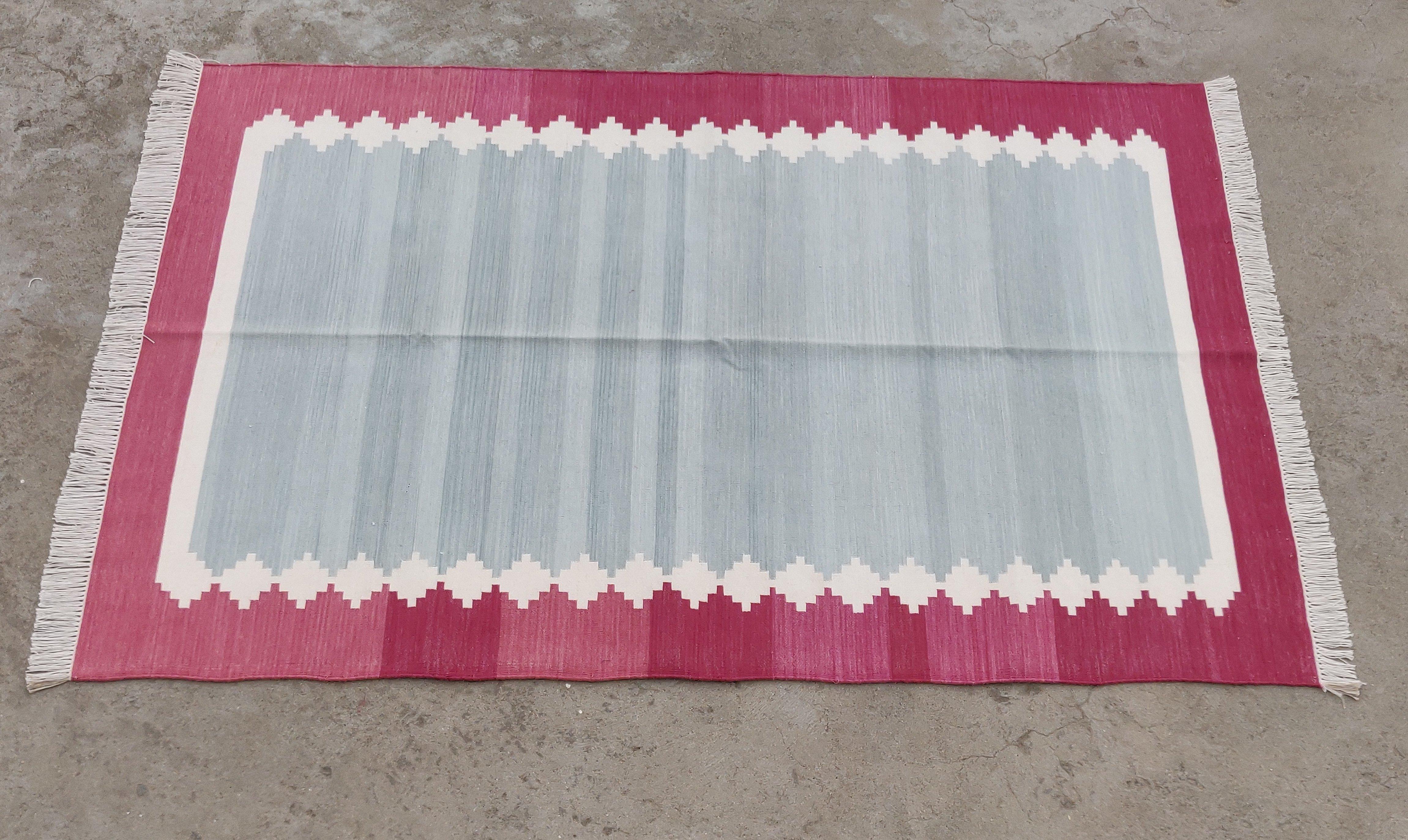 Handgefertigter Flachgewebe-Teppich aus Baumwolle, 4x6 Grau und Rosa gestreifter indischer Dhurrie im Angebot 1