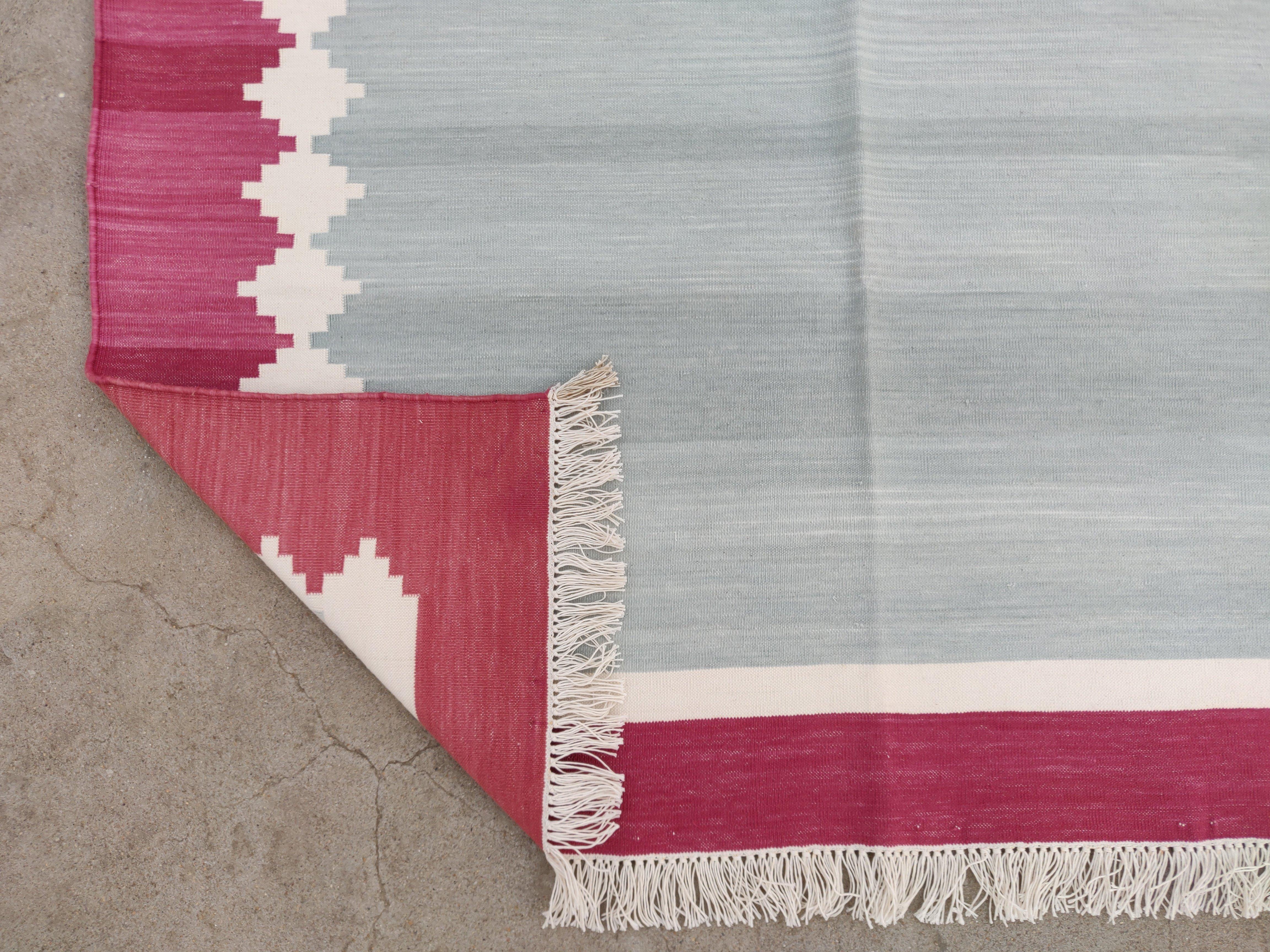 Handgefertigter Flachgewebe-Teppich aus Baumwolle, 4x6 Grau und Rosa gestreifter indischer Dhurrie im Angebot 2