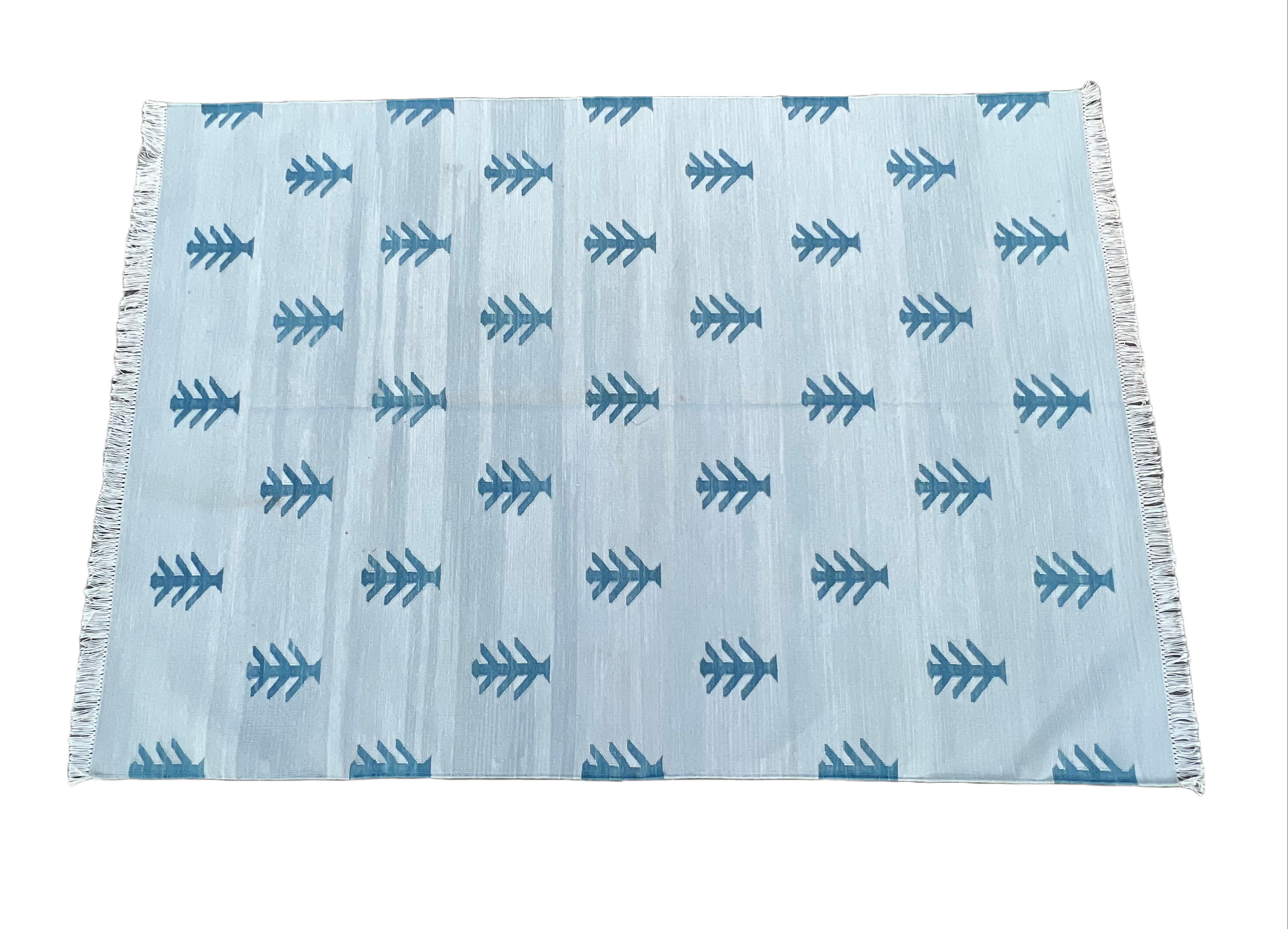 Tappeto a tessitura piatta in cotone fatto a mano, 4x6 grigio, blu con motivo ad albero indiano Dhurrie in vendita 2