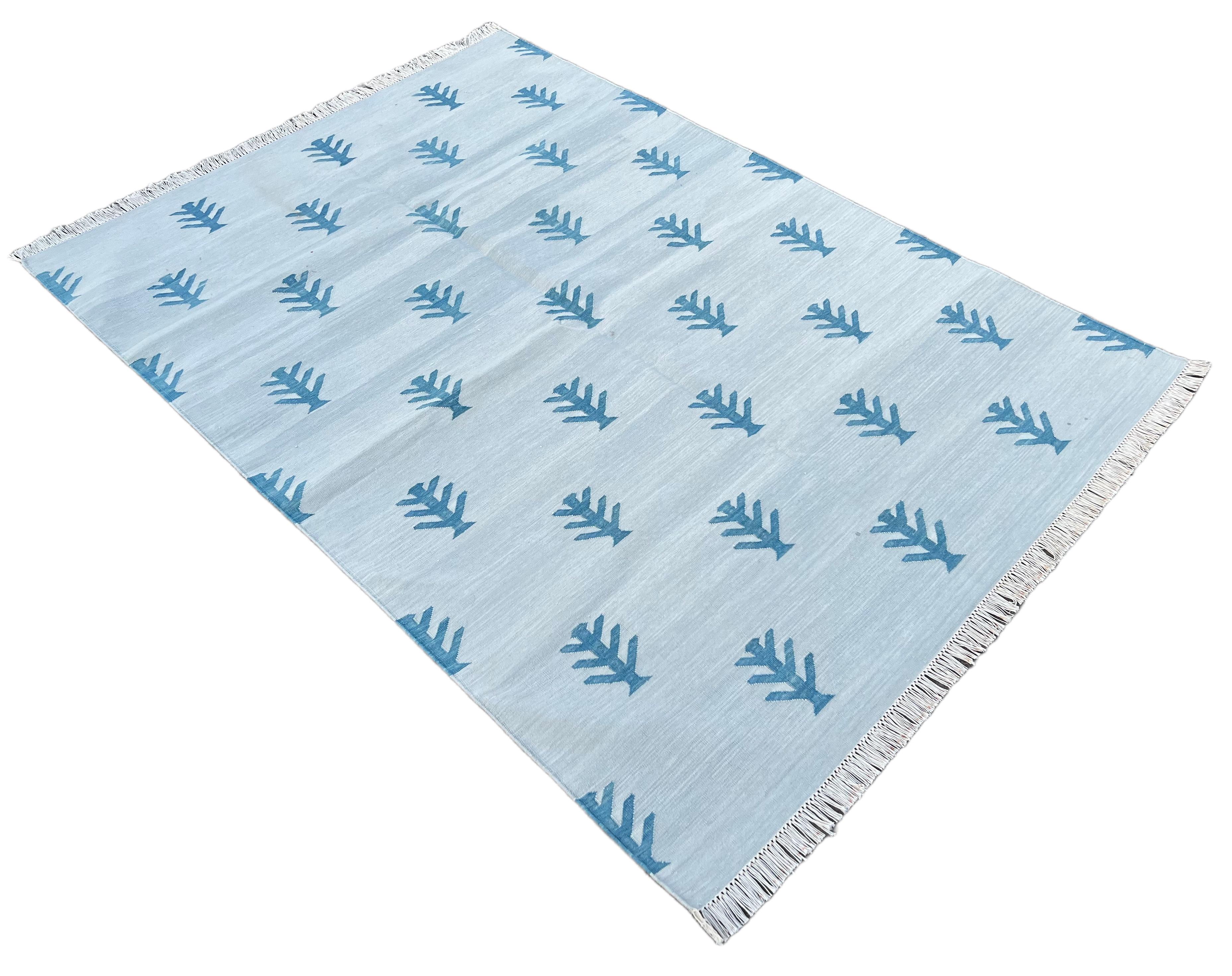 Tappeto indiano Dhurrie 4'x6' in cotone tinto al vegetale con motivi ad albero di colore blu acqua e verde acqua. 

Queste speciali dhurry a trama piatta sono tessute a mano con un filo di cotone 100% a 15 strati. A causa delle speciali tecniche di