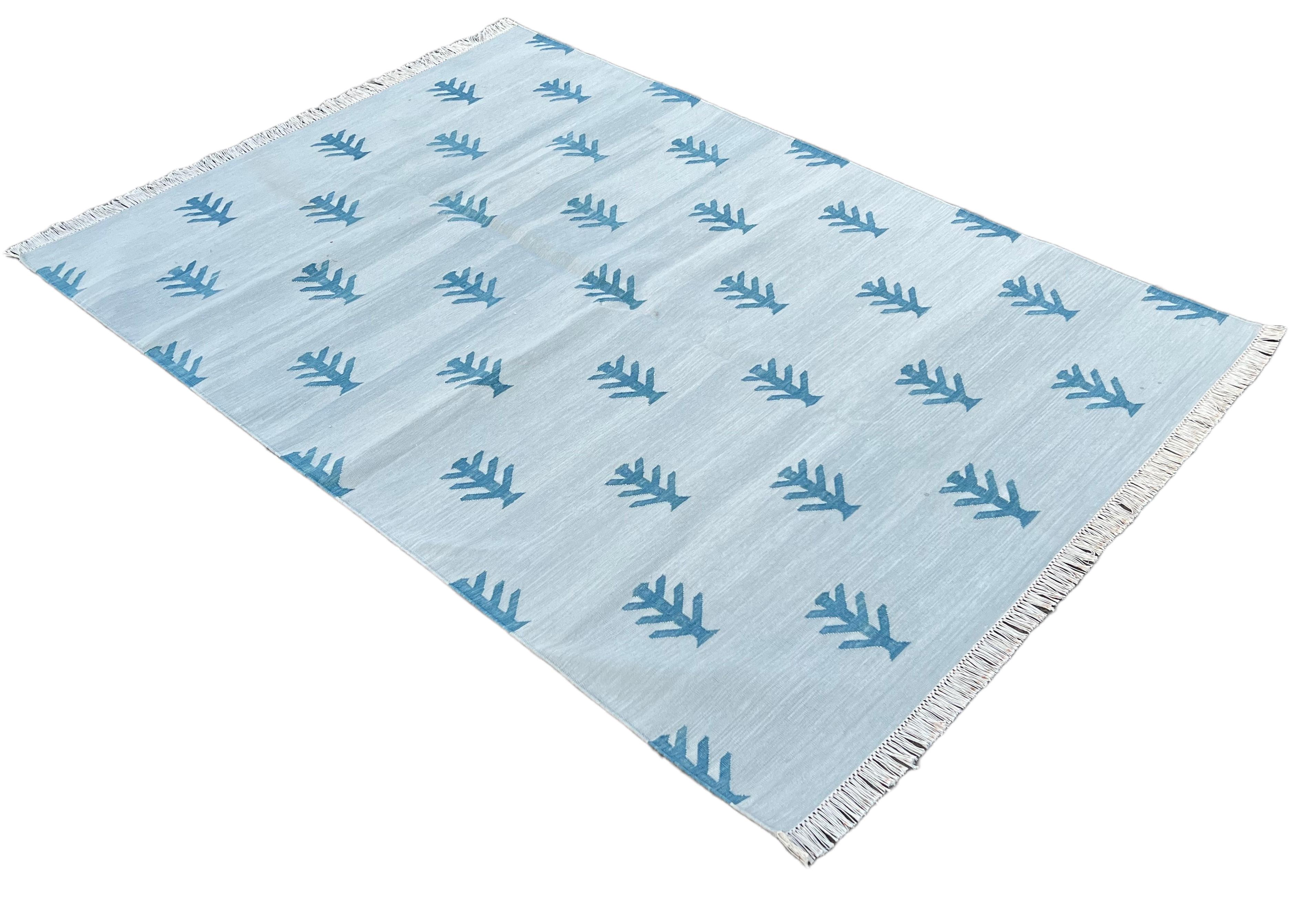 Tessuto a mano Tappeto a tessitura piatta in cotone fatto a mano, 4x6 grigio, blu con motivo ad albero indiano Dhurrie in vendita