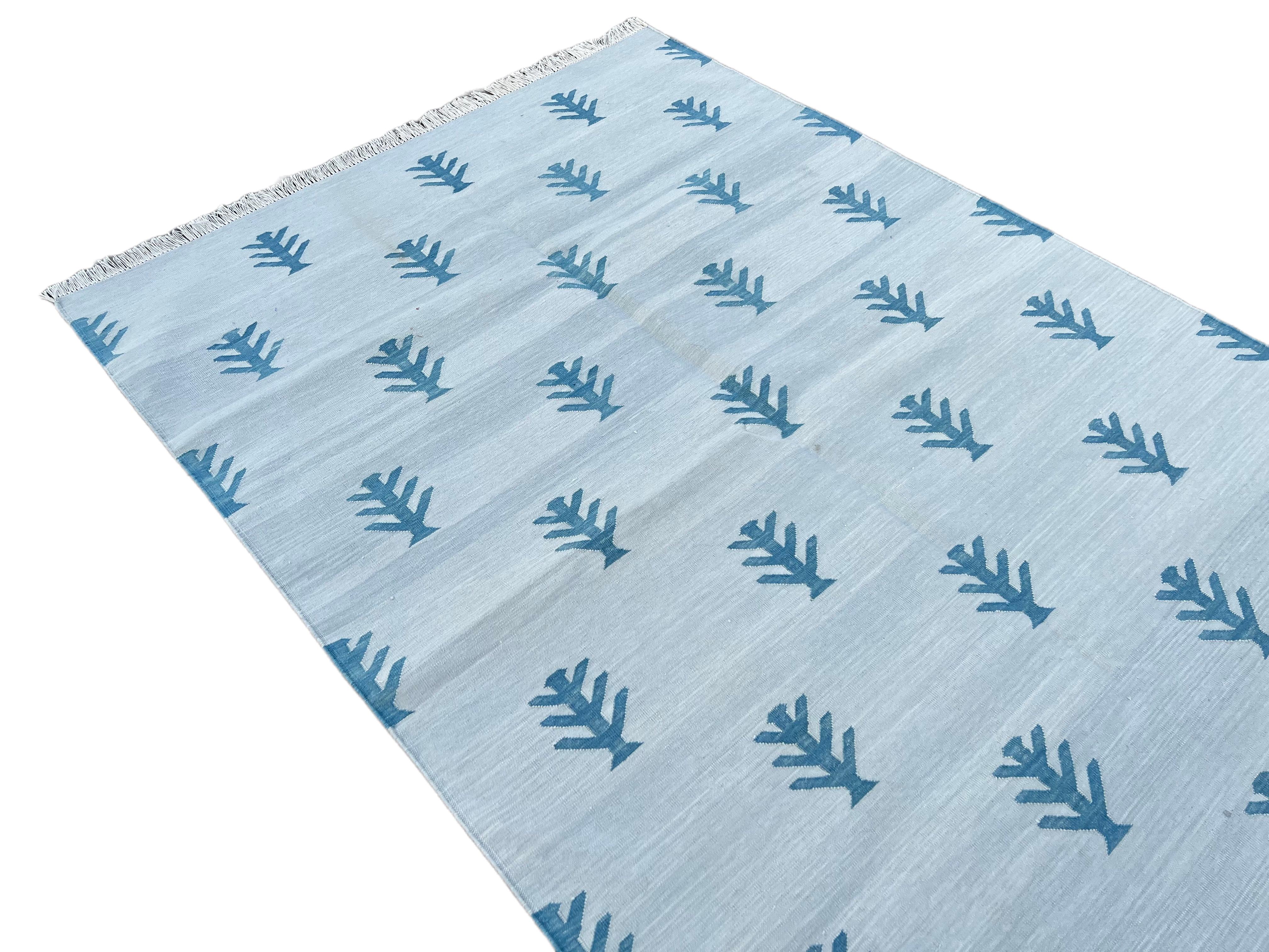 Tappeto a tessitura piatta in cotone fatto a mano, 4x6 grigio, blu con motivo ad albero indiano Dhurrie In condizioni Nuovo in vendita a Jaipur, IN