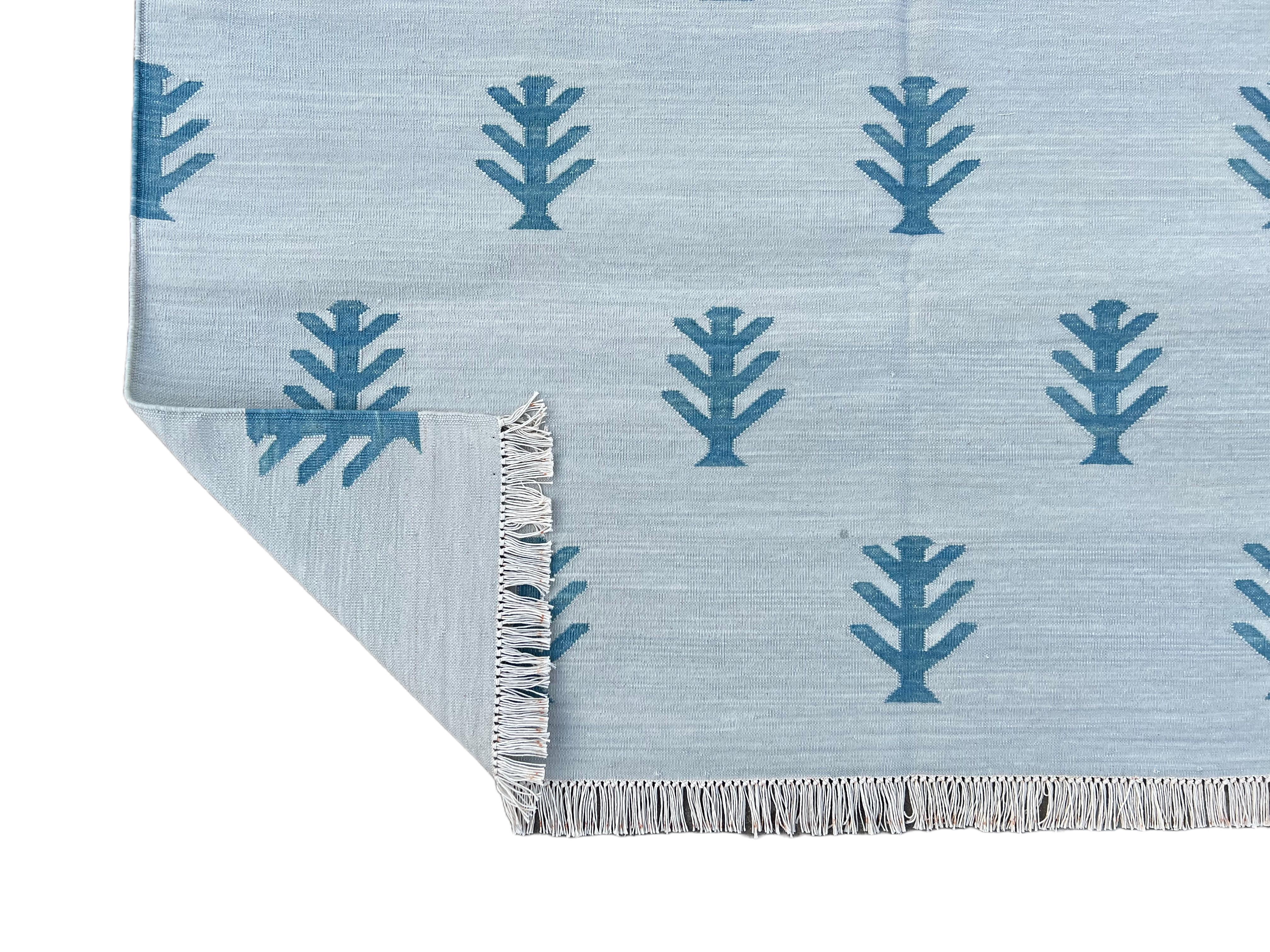 Cotone Tappeto a tessitura piatta in cotone fatto a mano, 4x6 grigio, blu con motivo ad albero indiano Dhurrie in vendita