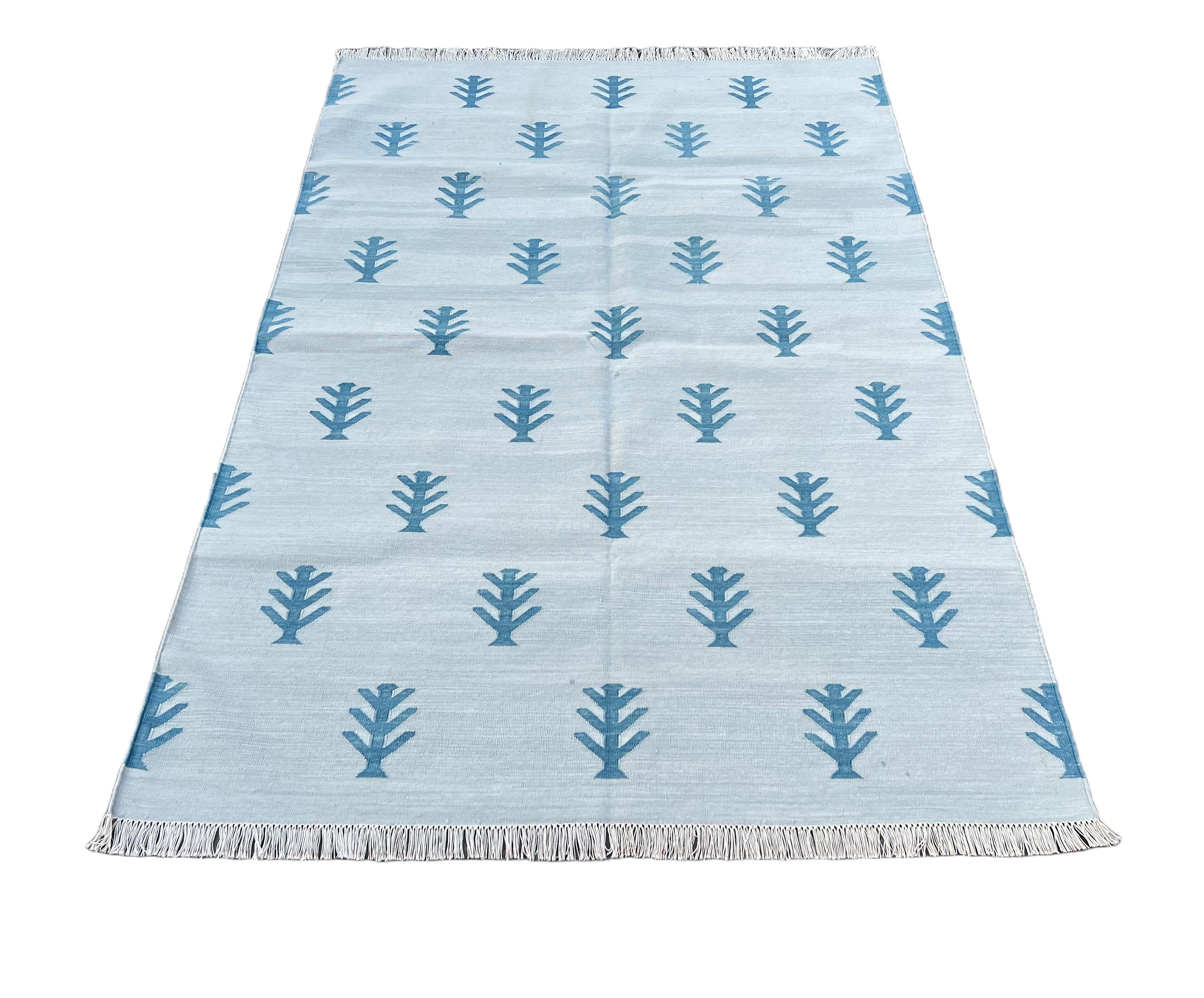 Tappeto a tessitura piatta in cotone fatto a mano, 4x6 grigio, blu con motivo ad albero indiano Dhurrie in vendita 1