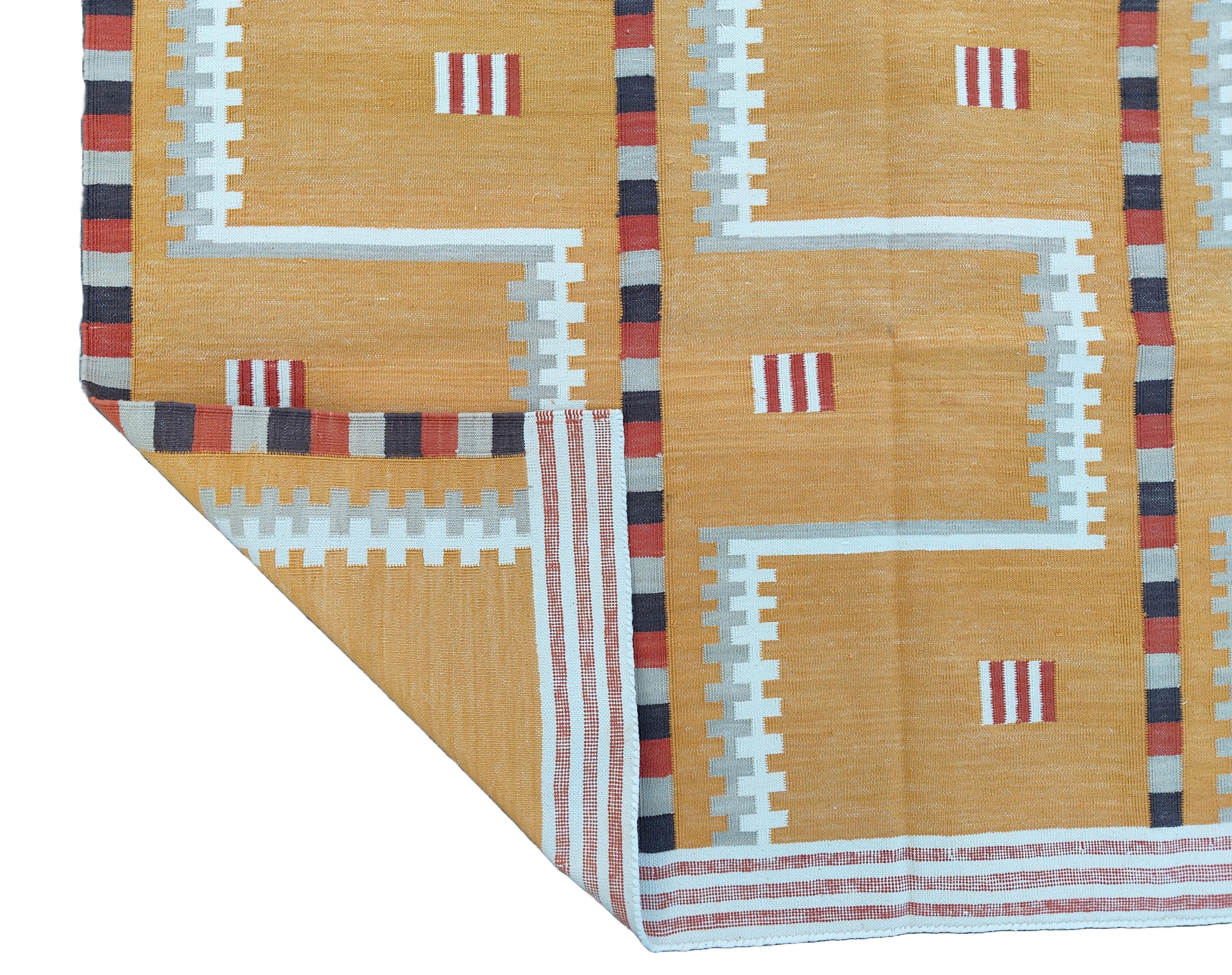 Tappeto a tessitura piatta in cotone fatto a mano, 4x6 Senape, Beige Geometrico Indiano Dhurrie in vendita 3