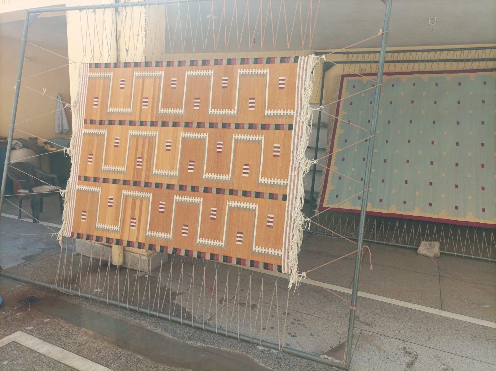 Tappeto a tessitura piatta in cotone fatto a mano, 4x6 Senape, Beige Geometrico Indiano Dhurrie in vendita 4