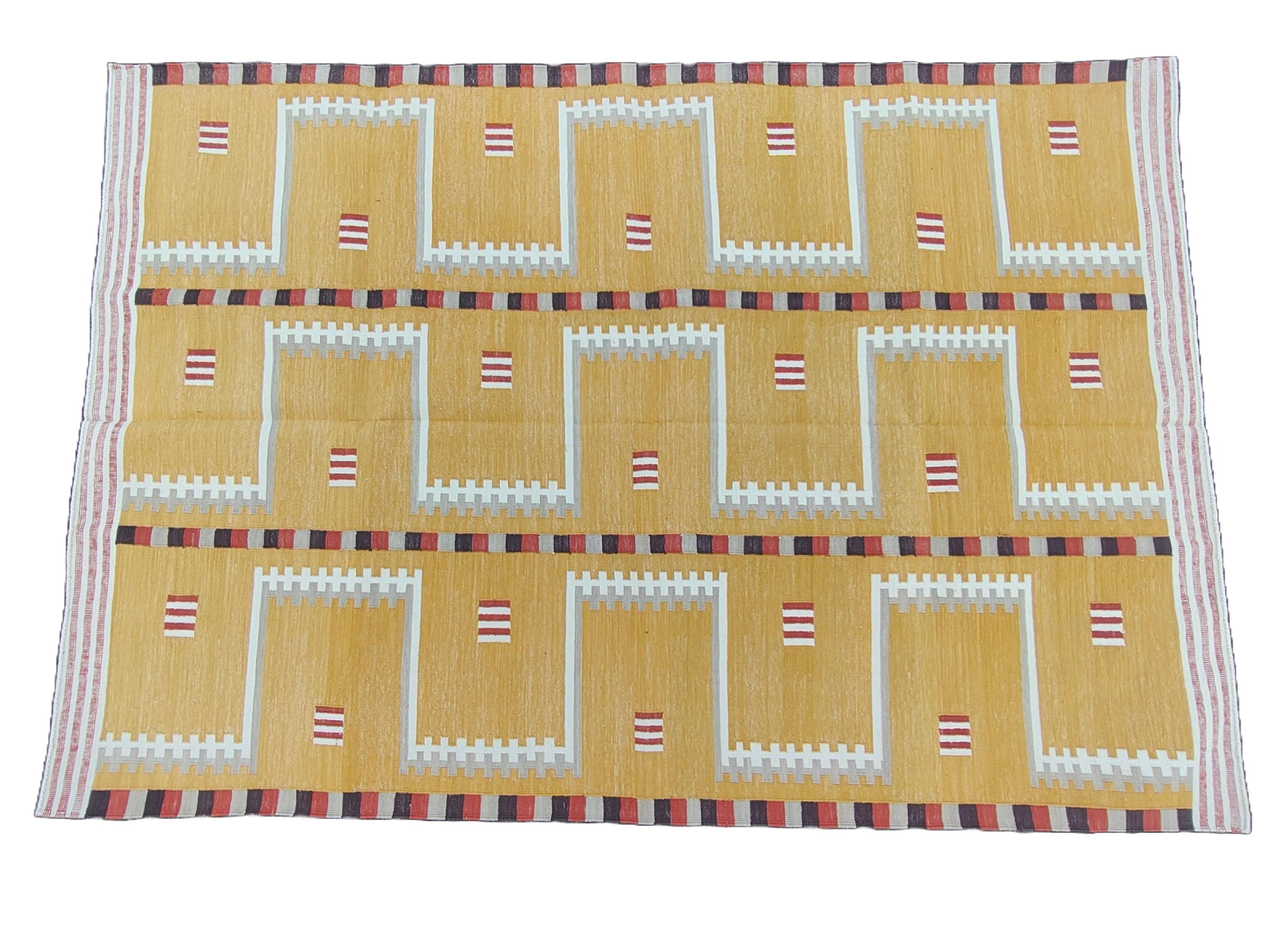 Mid-Century moderno Tappeto a tessitura piatta in cotone fatto a mano, 4x6 Senape, Beige Geometrico Indiano Dhurrie in vendita