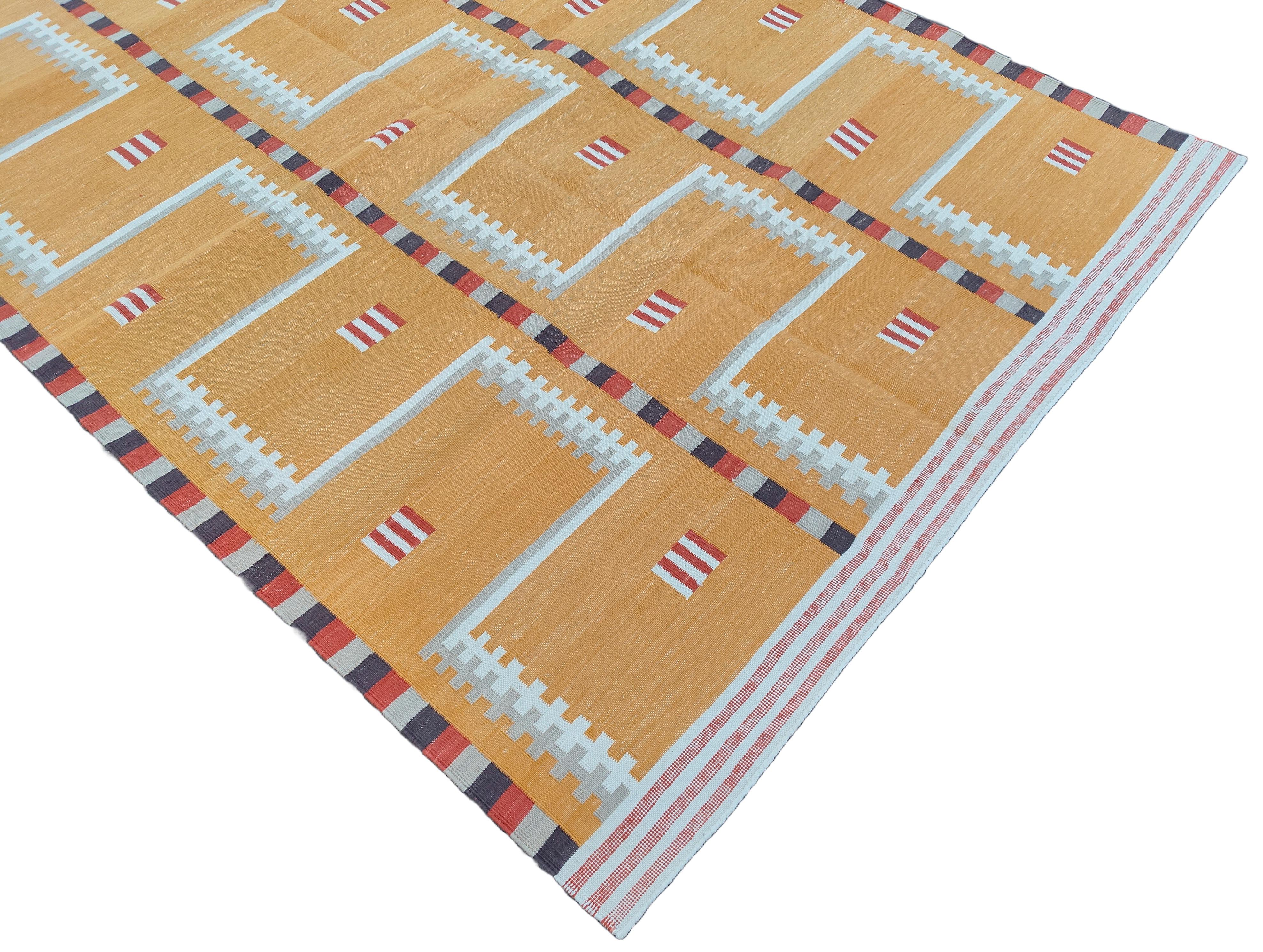 Tappeto a tessitura piatta in cotone fatto a mano, 4x6 Senape, Beige Geometrico Indiano Dhurrie In condizioni Nuovo in vendita a Jaipur, IN