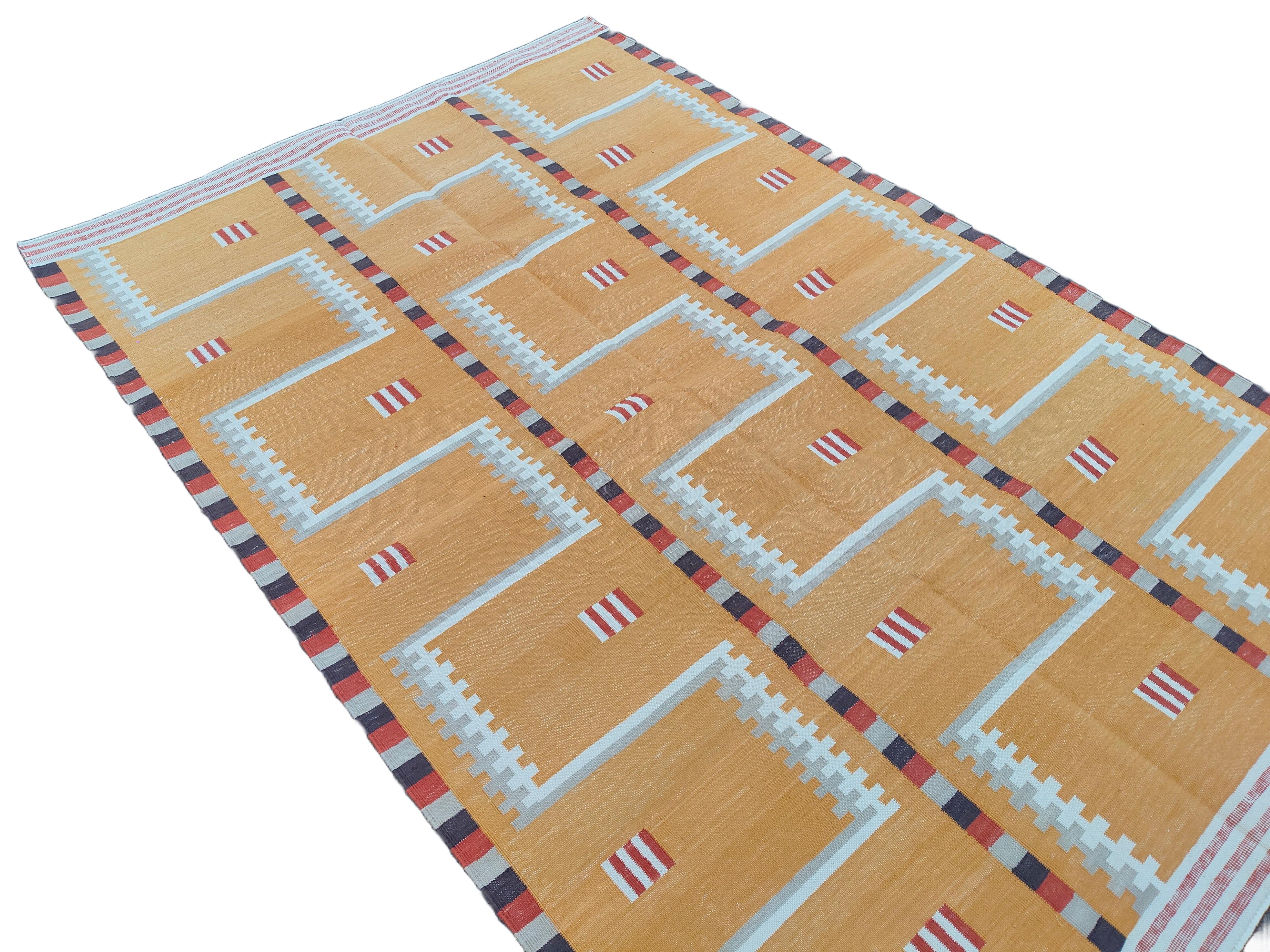 XXI secolo e contemporaneo Tappeto a tessitura piatta in cotone fatto a mano, 4x6 Senape, Beige Geometrico Indiano Dhurrie in vendita