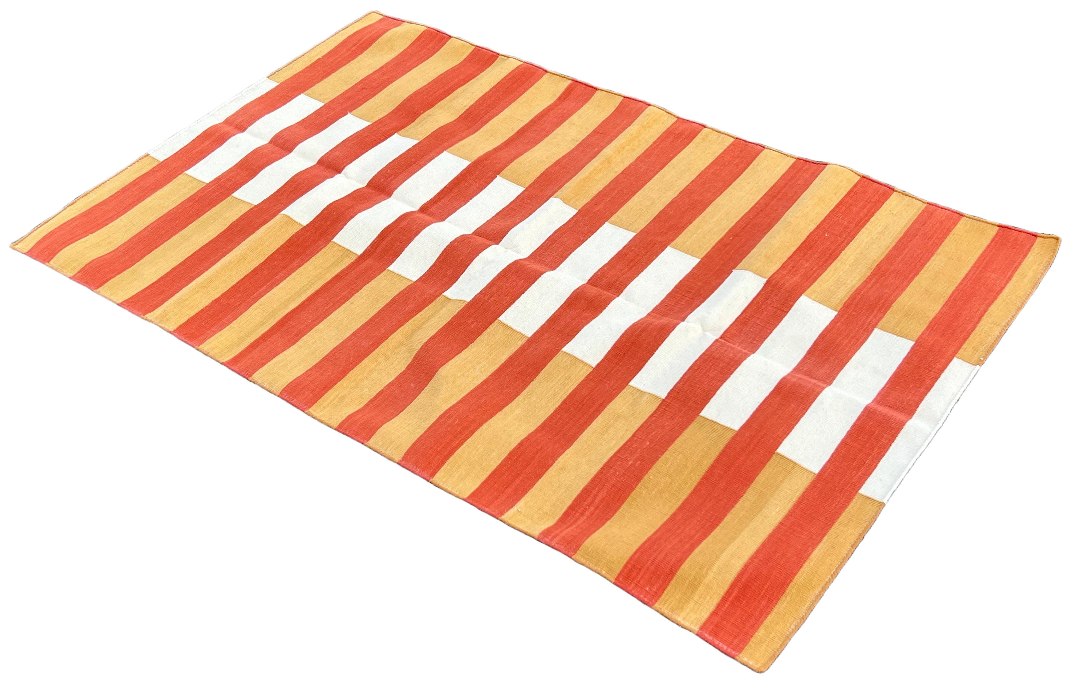 Tappeto Dhurrie indiano a righe in cotone Nature tinto al vegetale, senape, crema e rosso terracotta, dimensioni 4'x6' (120x180cm)

Queste speciali dhurry a trama piatta sono tessute a mano con un filo di cotone 100% a 15 strati. A causa delle