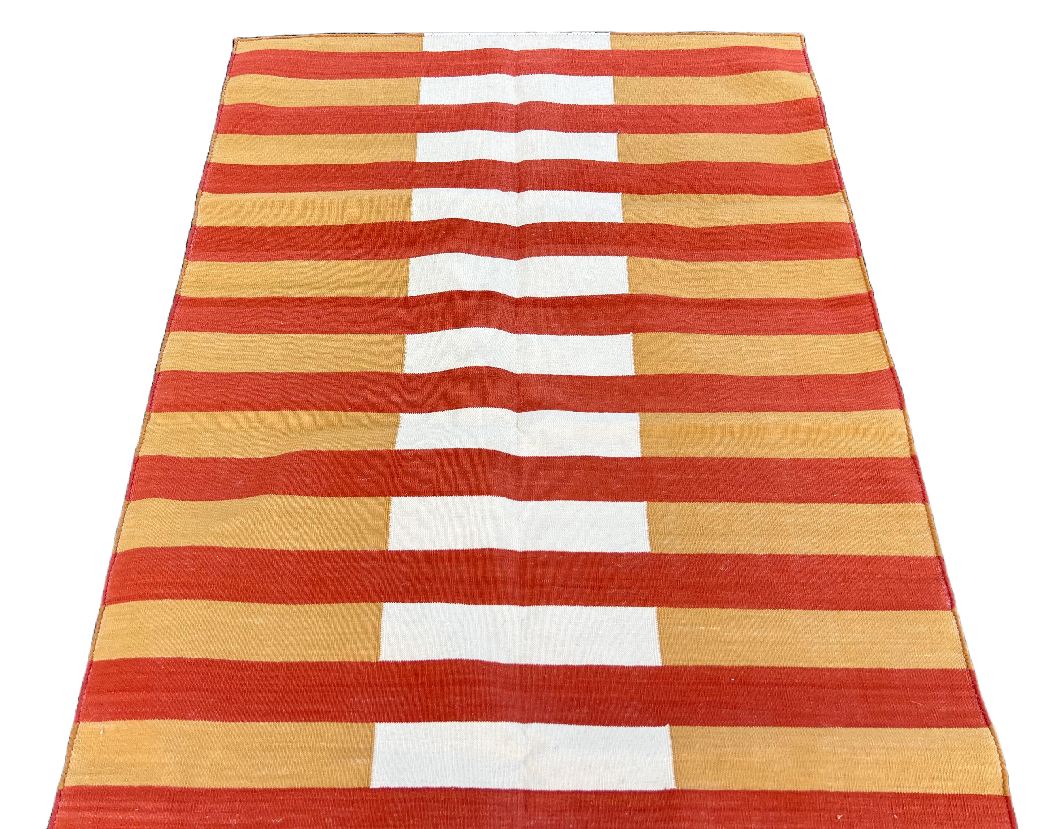 Cotone Tappeto a tessitura piatta in cotone fatto a mano, 4x6 senape, arancione a righe, indiano Dhurrie in vendita