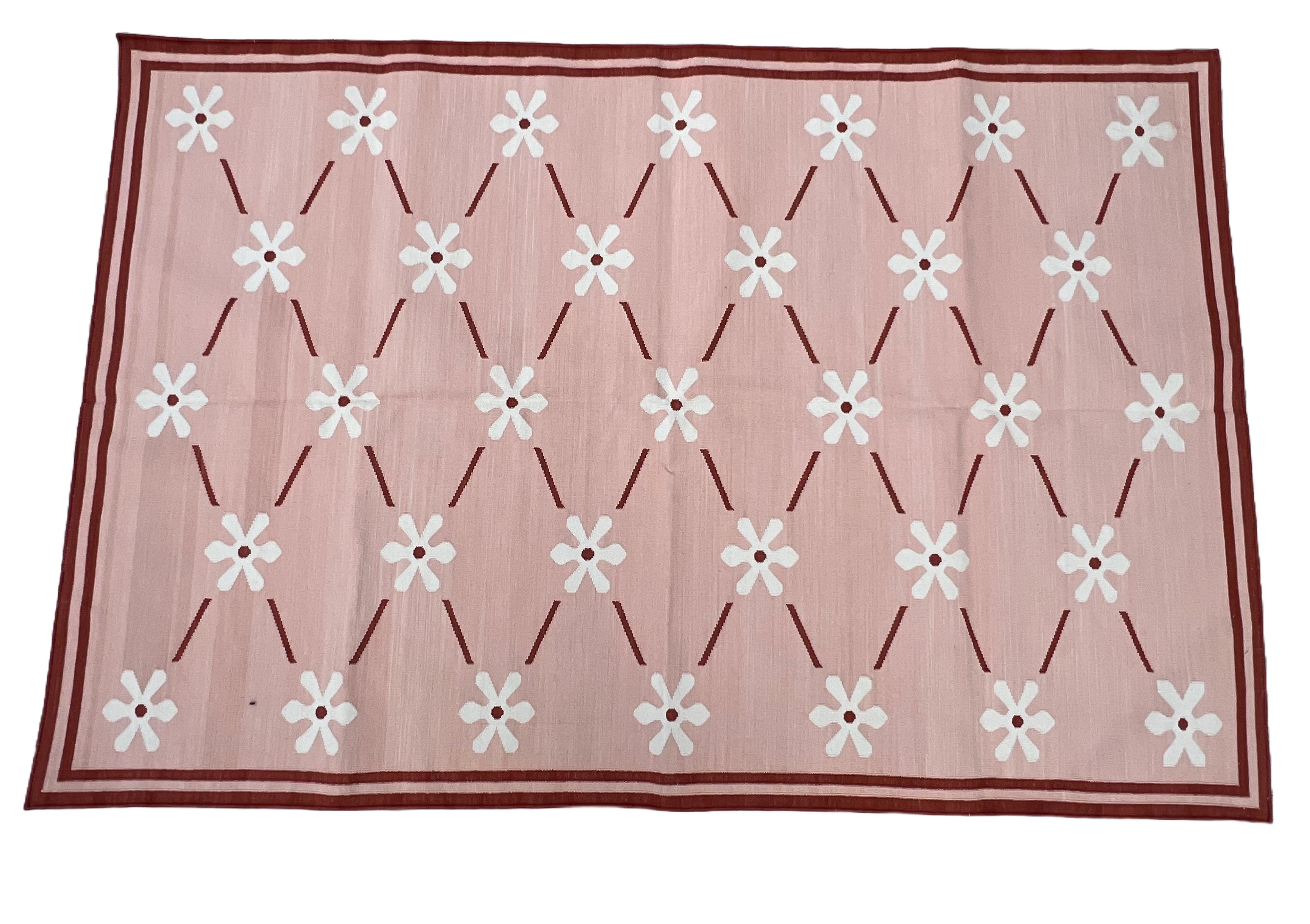 Tappeto a tessitura piatta in cotone fatto a mano, 4x6 rosa e crema con fiori indiani Dhurrie in vendita 2