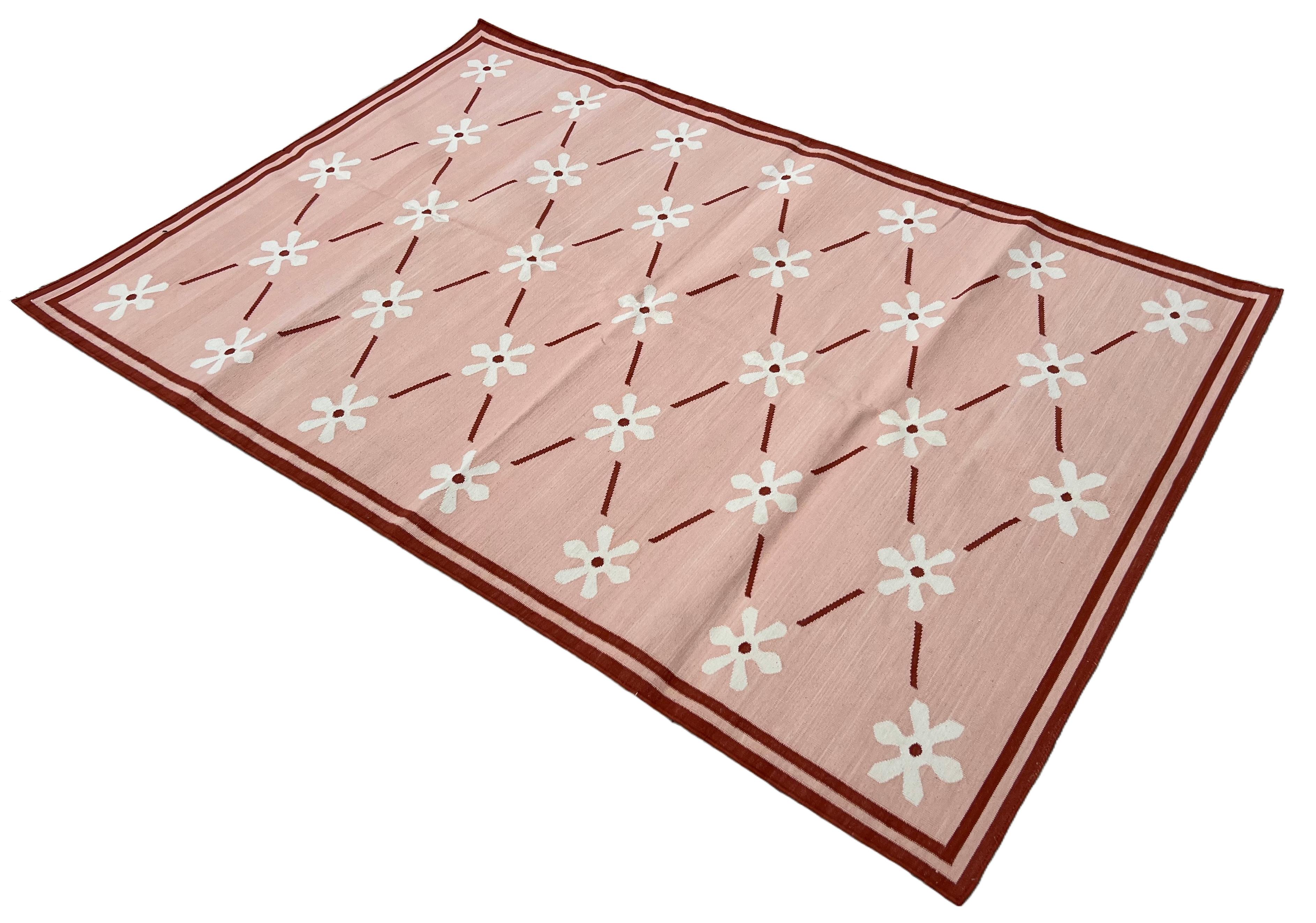 Tappeto indiano Dhurrie in cotone tinto al vegetale con bordi rosa, crema e rossi 4'x6' 
Queste speciali dhurry a trama piatta sono tessute a mano con un filo di cotone 100% a 15 strati. A causa delle speciali tecniche di produzione utilizzate per