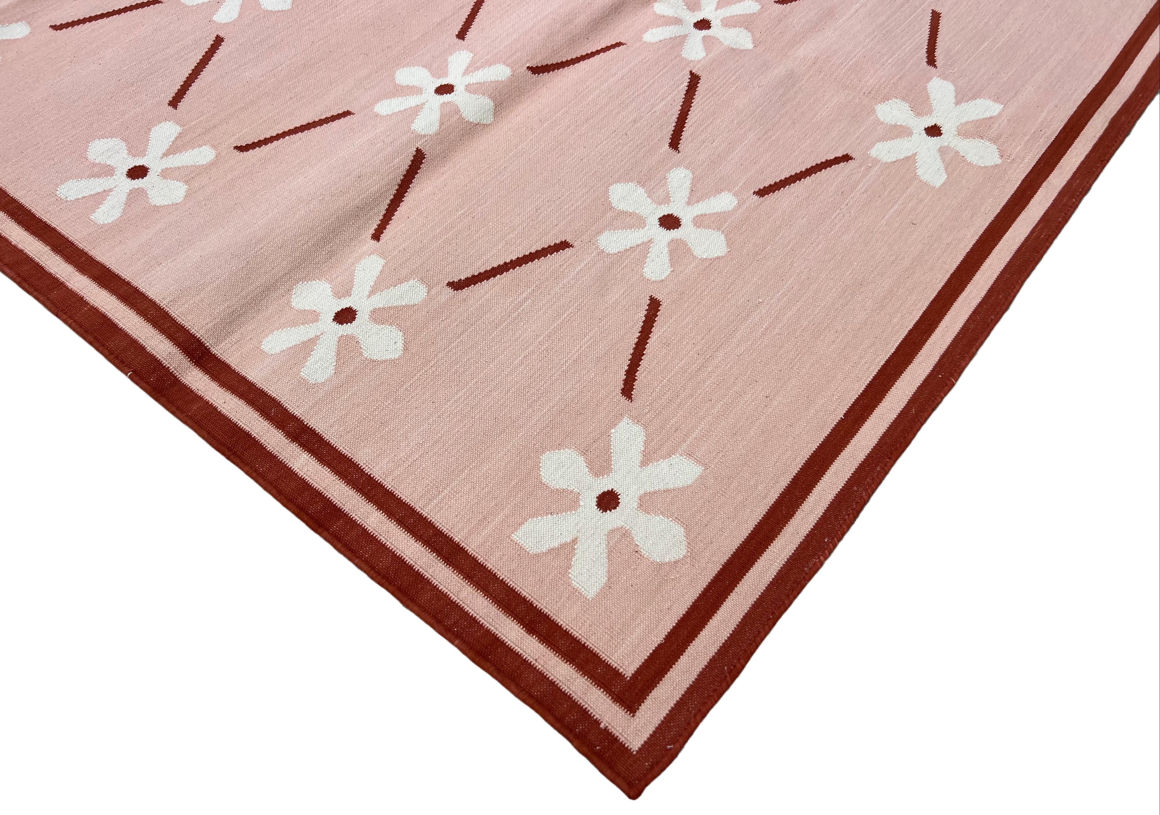 Mid-Century moderno Tappeto a tessitura piatta in cotone fatto a mano, 4x6 rosa e crema con fiori indiani Dhurrie in vendita