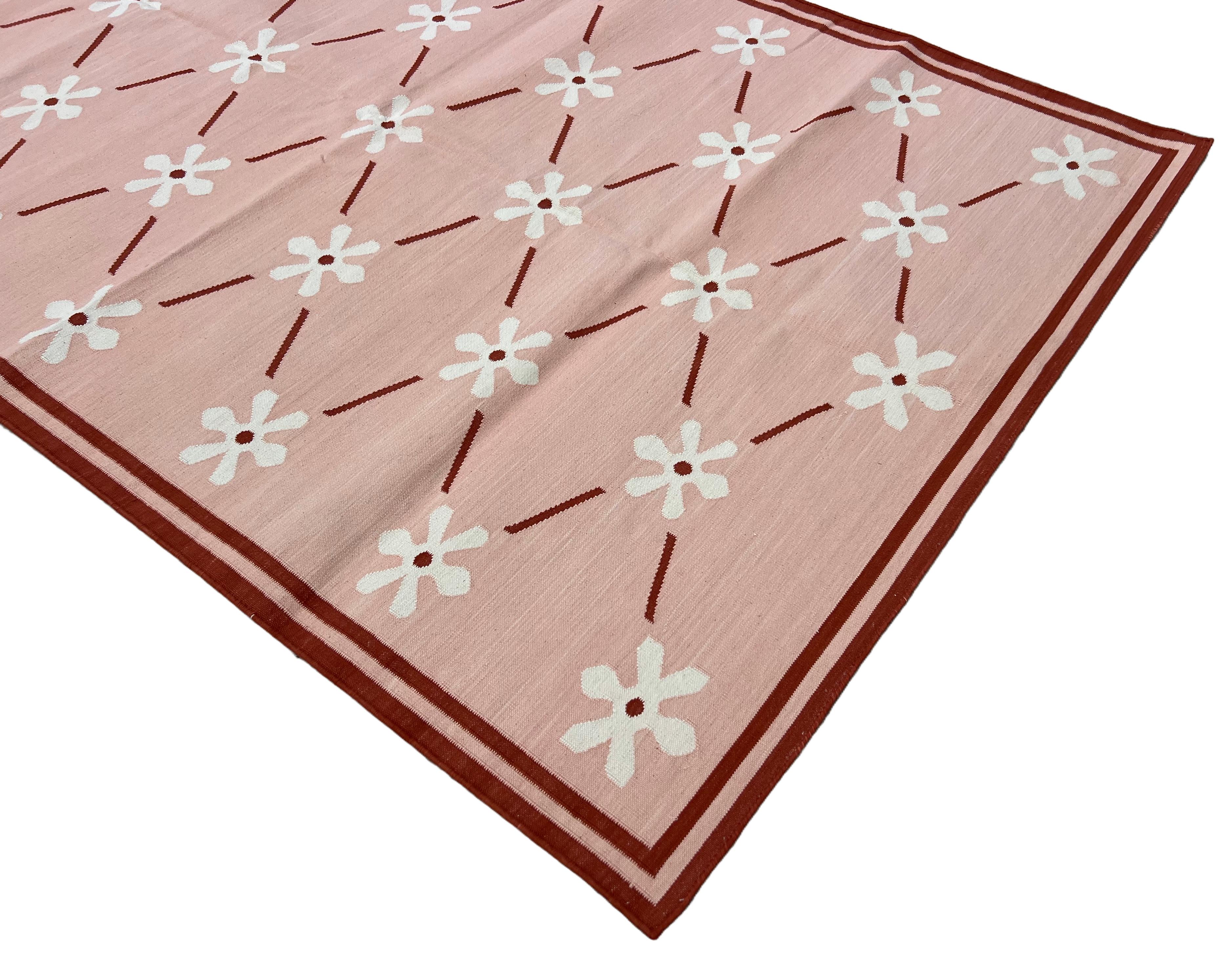 Indiano Tappeto a tessitura piatta in cotone fatto a mano, 4x6 rosa e crema con fiori indiani Dhurrie in vendita