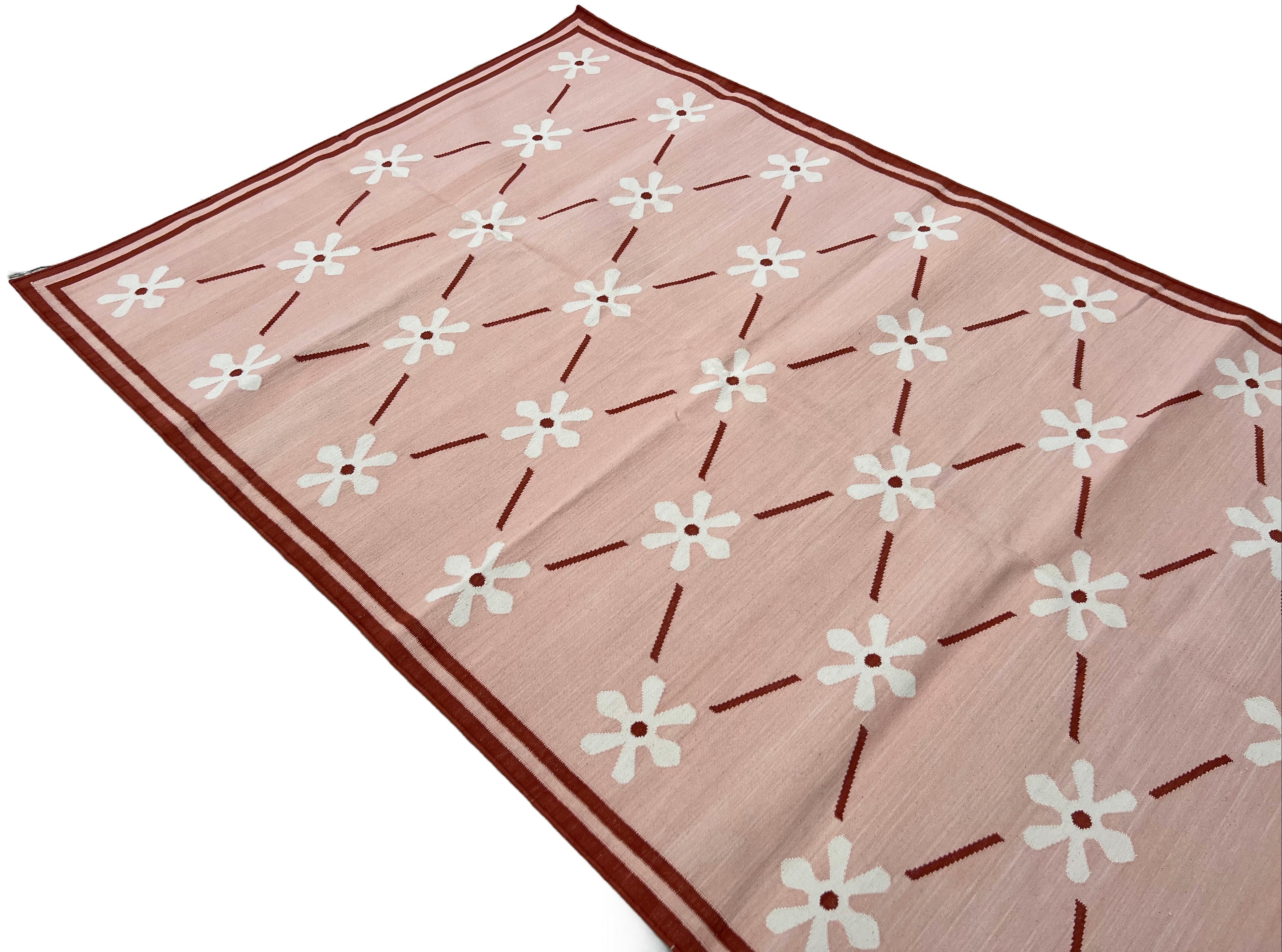 Tessuto a mano Tappeto a tessitura piatta in cotone fatto a mano, 4x6 rosa e crema con fiori indiani Dhurrie in vendita