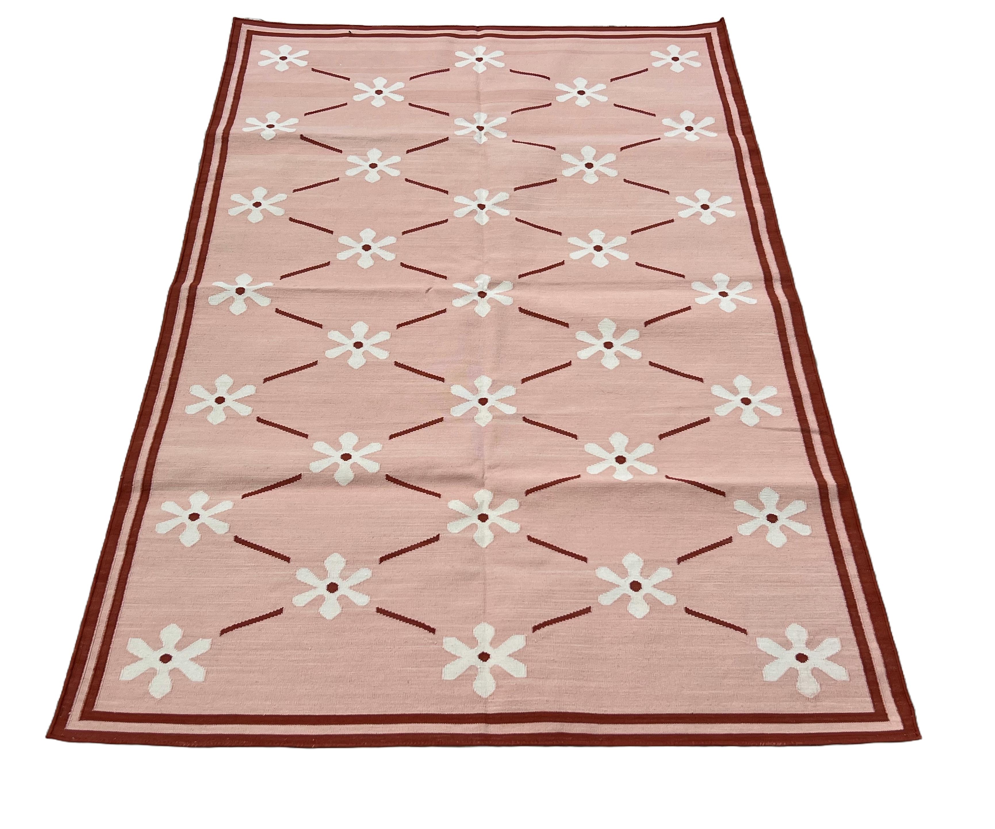 Tappeto a tessitura piatta in cotone fatto a mano, 4x6 rosa e crema con fiori indiani Dhurrie In condizioni Nuovo in vendita a Jaipur, IN