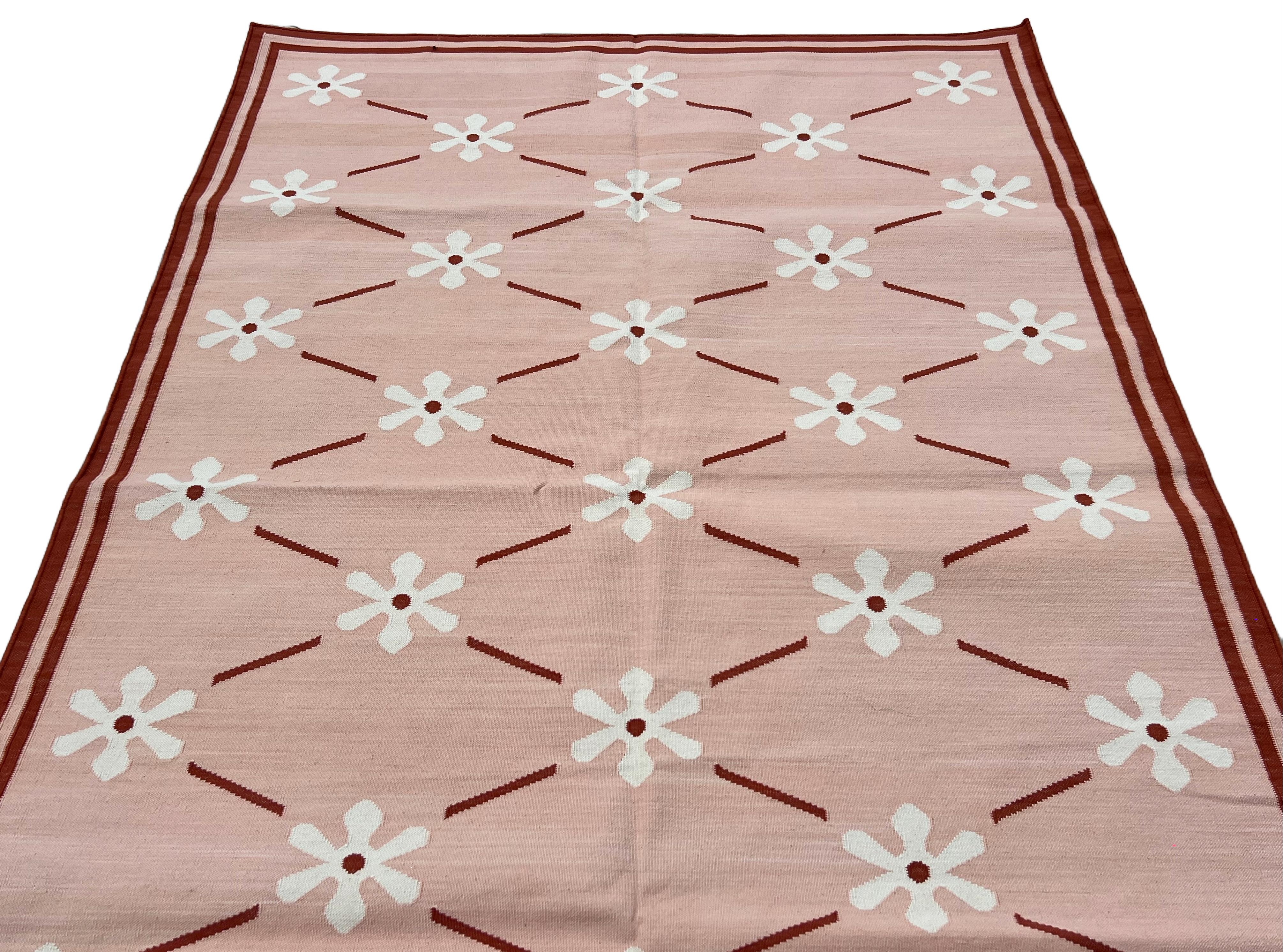 XXI secolo e contemporaneo Tappeto a tessitura piatta in cotone fatto a mano, 4x6 rosa e crema con fiori indiani Dhurrie in vendita