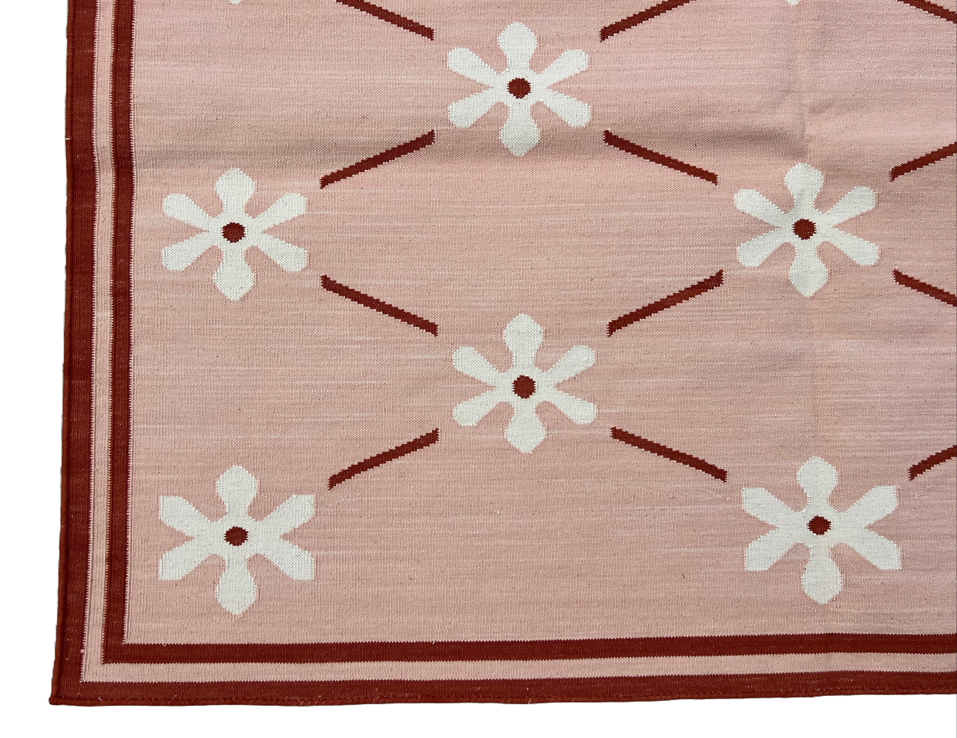 Cotone Tappeto a tessitura piatta in cotone fatto a mano, 4x6 rosa e crema con fiori indiani Dhurrie in vendita