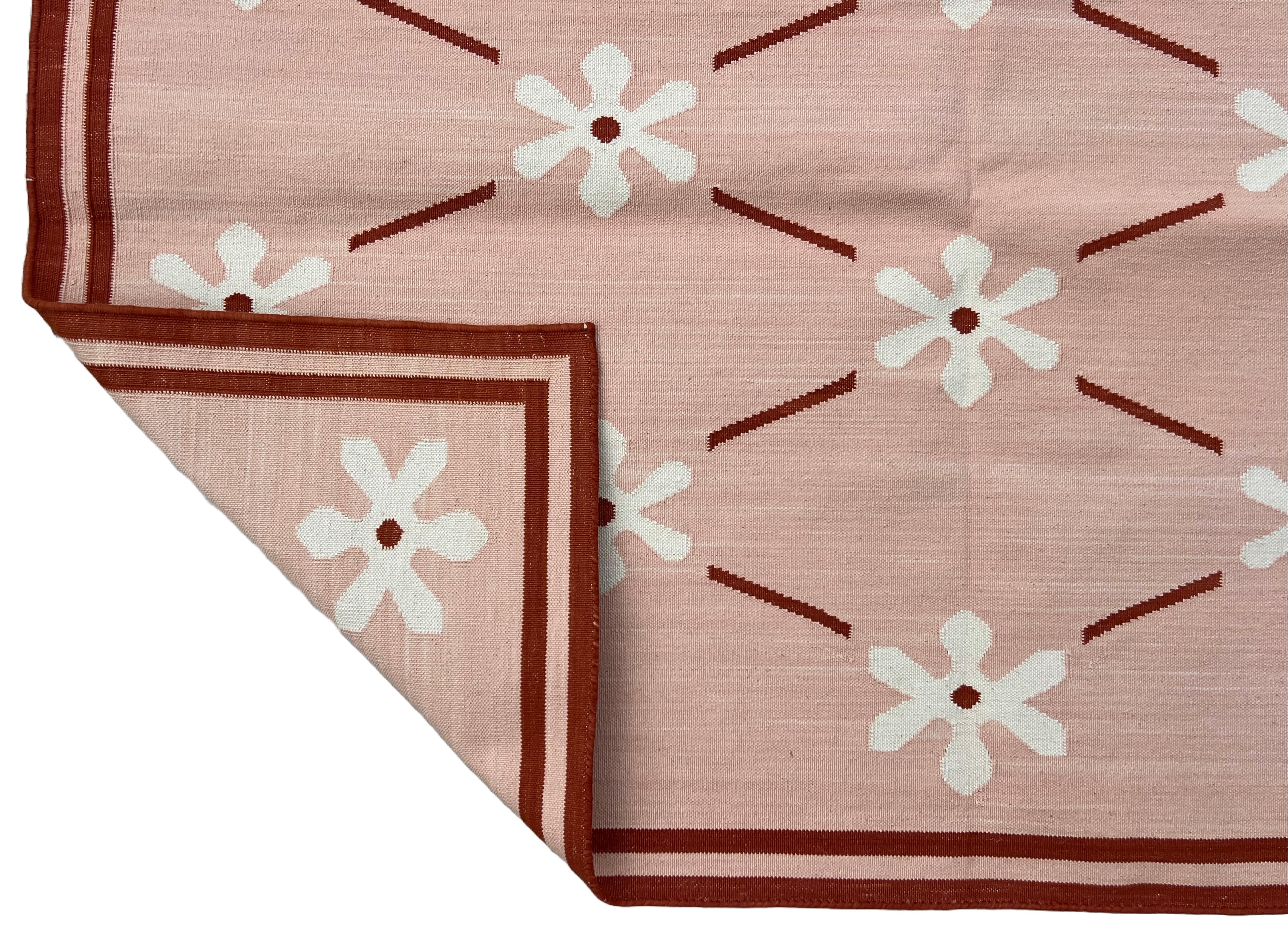 Tappeto a tessitura piatta in cotone fatto a mano, 4x6 rosa e crema con fiori indiani Dhurrie in vendita 1