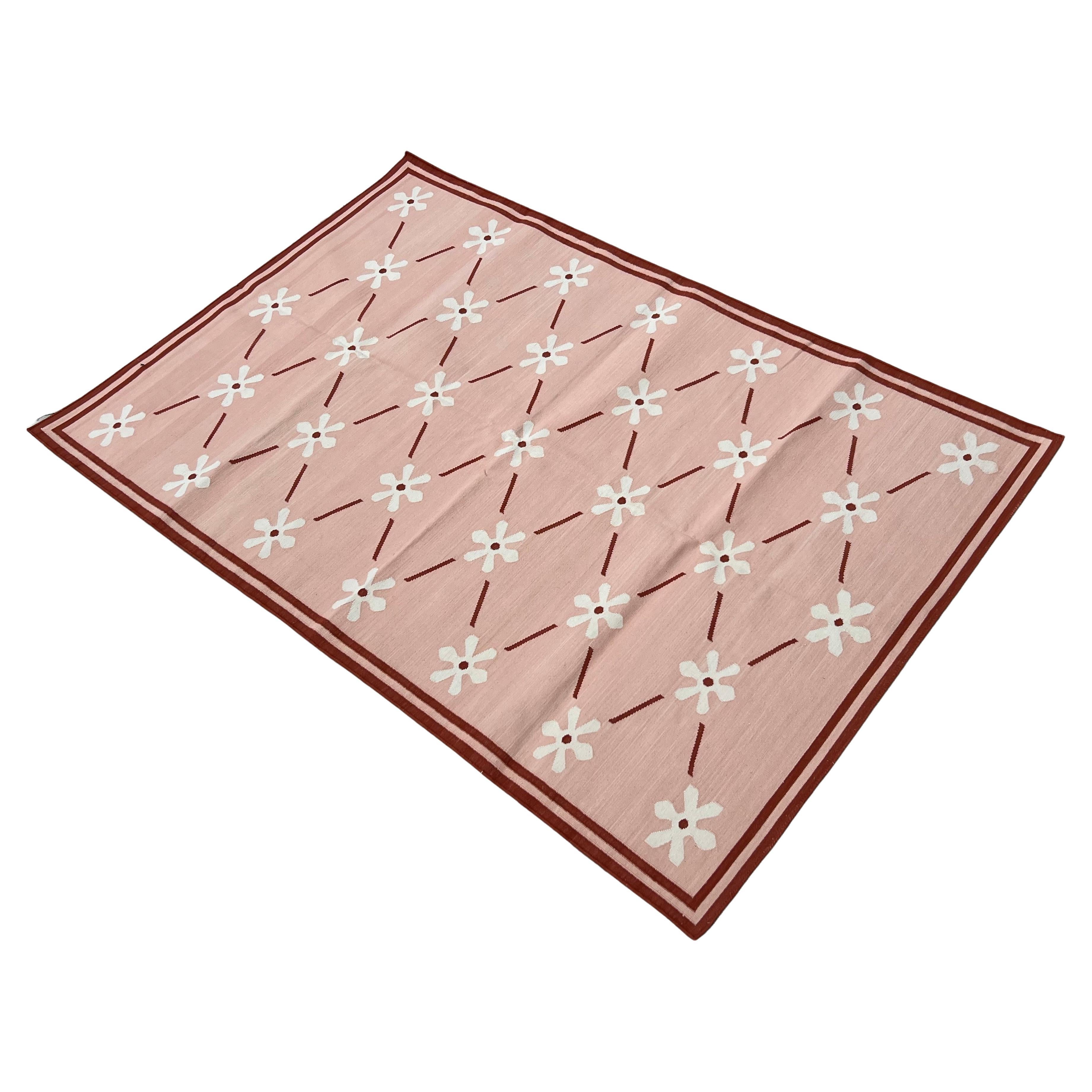 Tappeto a tessitura piatta in cotone fatto a mano, 4x6 rosa e crema con fiori indiani Dhurrie in vendita