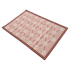 Tappeto a tessitura piatta in cotone fatto a mano, 4x6 rosa e crema con fiori indiani Dhurrie