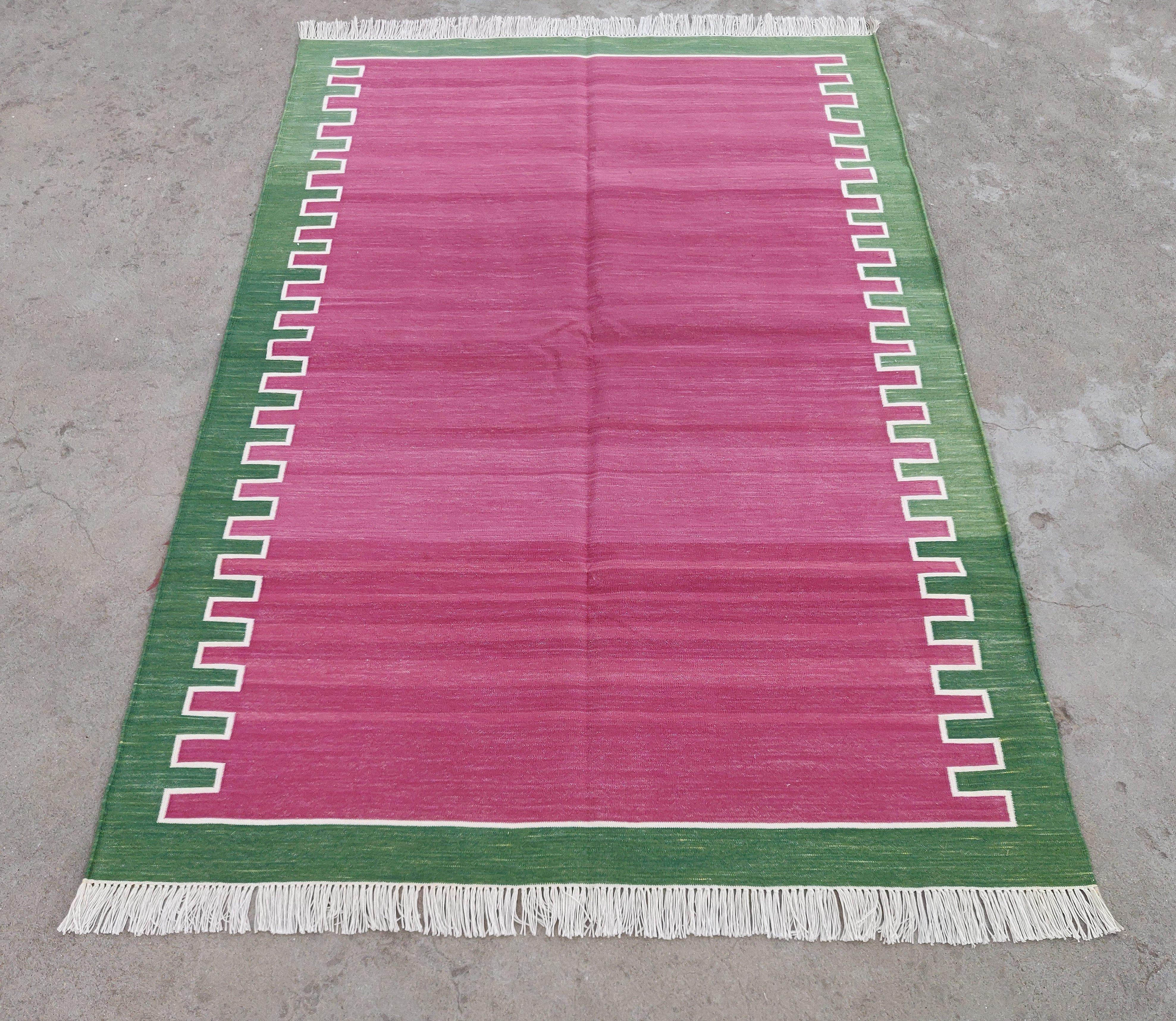 Handgefertigter Flachgewebe-Teppich aus Baumwolle, 4x6 Rosa und Grün gestreifter indischer Dhurrie (Indisch) im Angebot