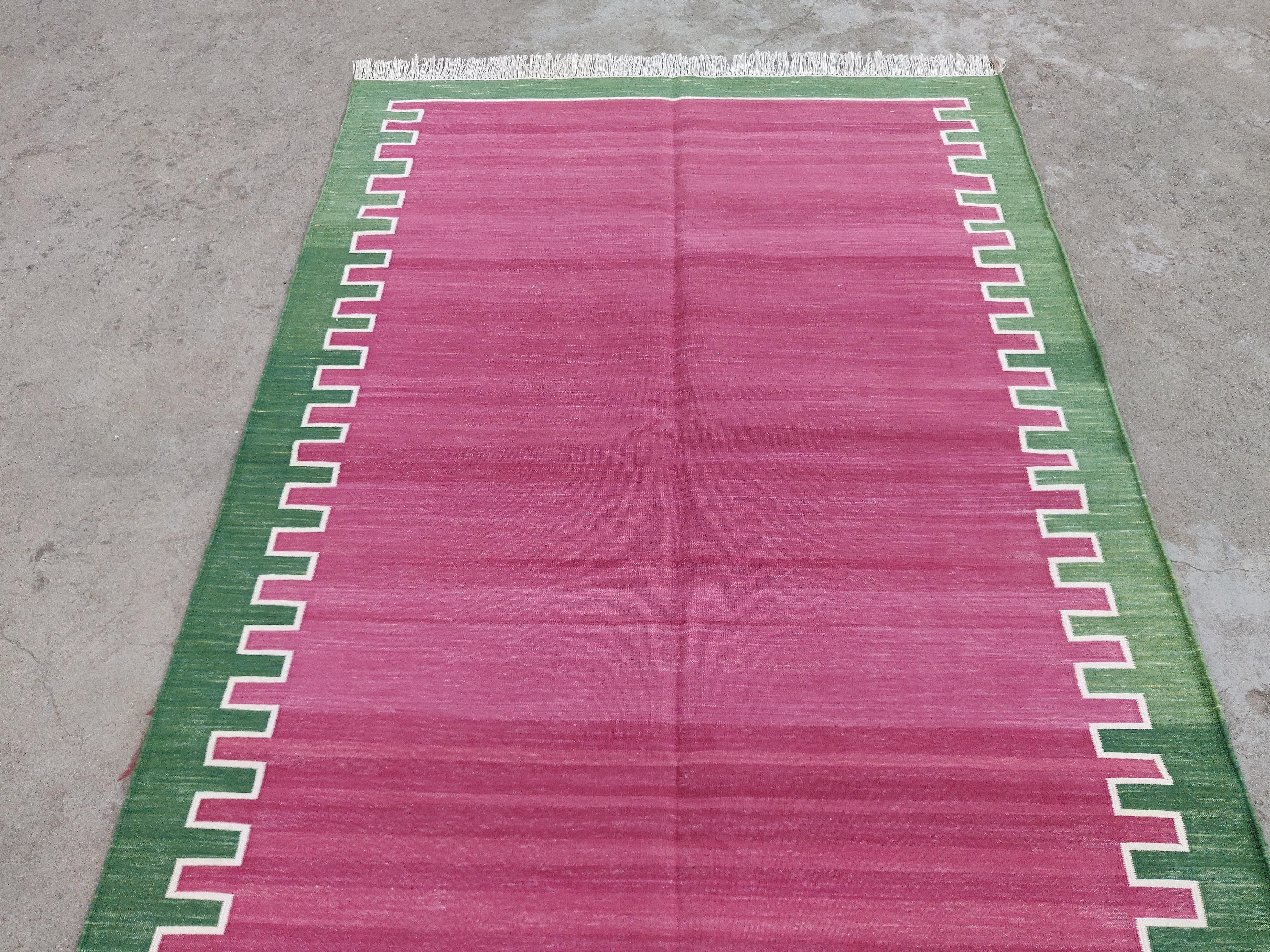Handgefertigter Flachgewebe-Teppich aus Baumwolle, 4x6 Rosa und Grün gestreifter indischer Dhurrie (Handgewebt) im Angebot