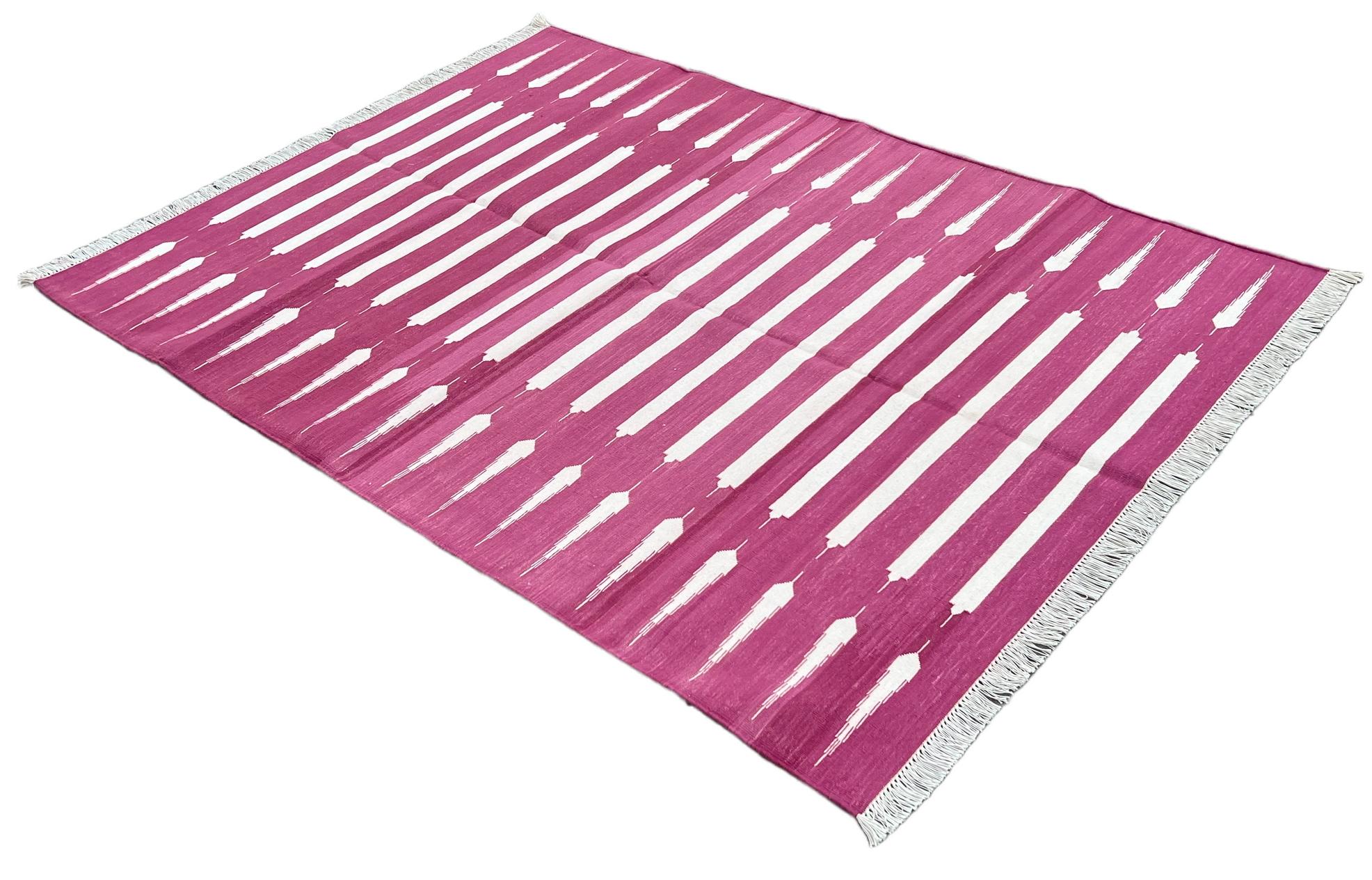 Handgefertigter Flachgewebe-Teppich aus Baumwolle, 4x6 Rosa und Weiß gestreifter indischer Dhurrie im Angebot 3