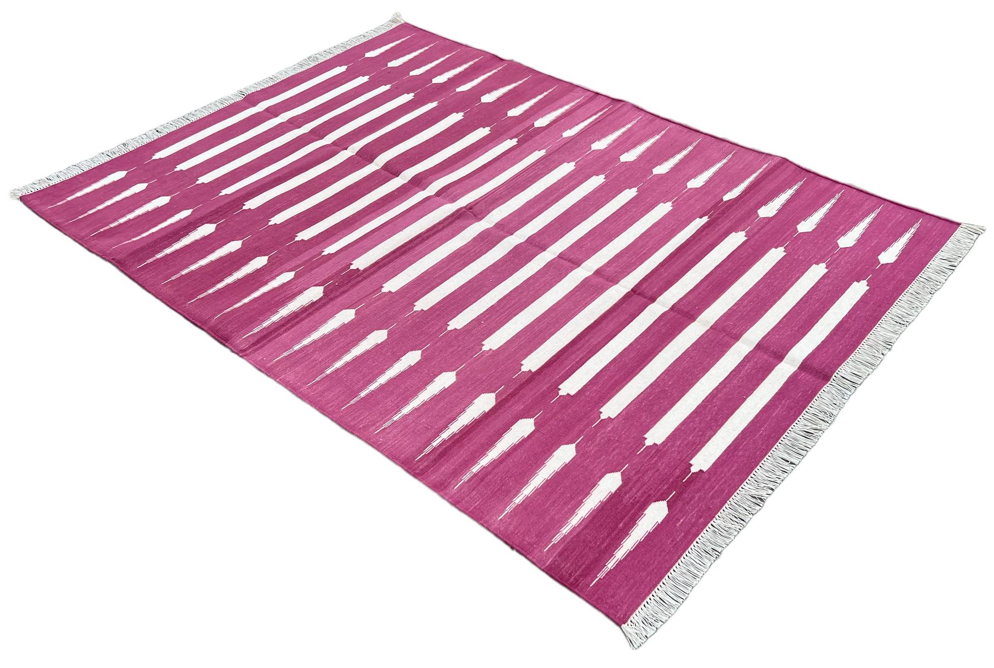 Baumwolle pflanzlich gefärbt rosa und weiß gestreift indischen Dhurrie Teppich-4'x6' 
Diese speziellen flachgewebten Dhurries werden aus 15-fachem Garn aus 100% Baumwolle handgewebt. Aufgrund der speziellen Fertigungstechniken, die zur Herstellung