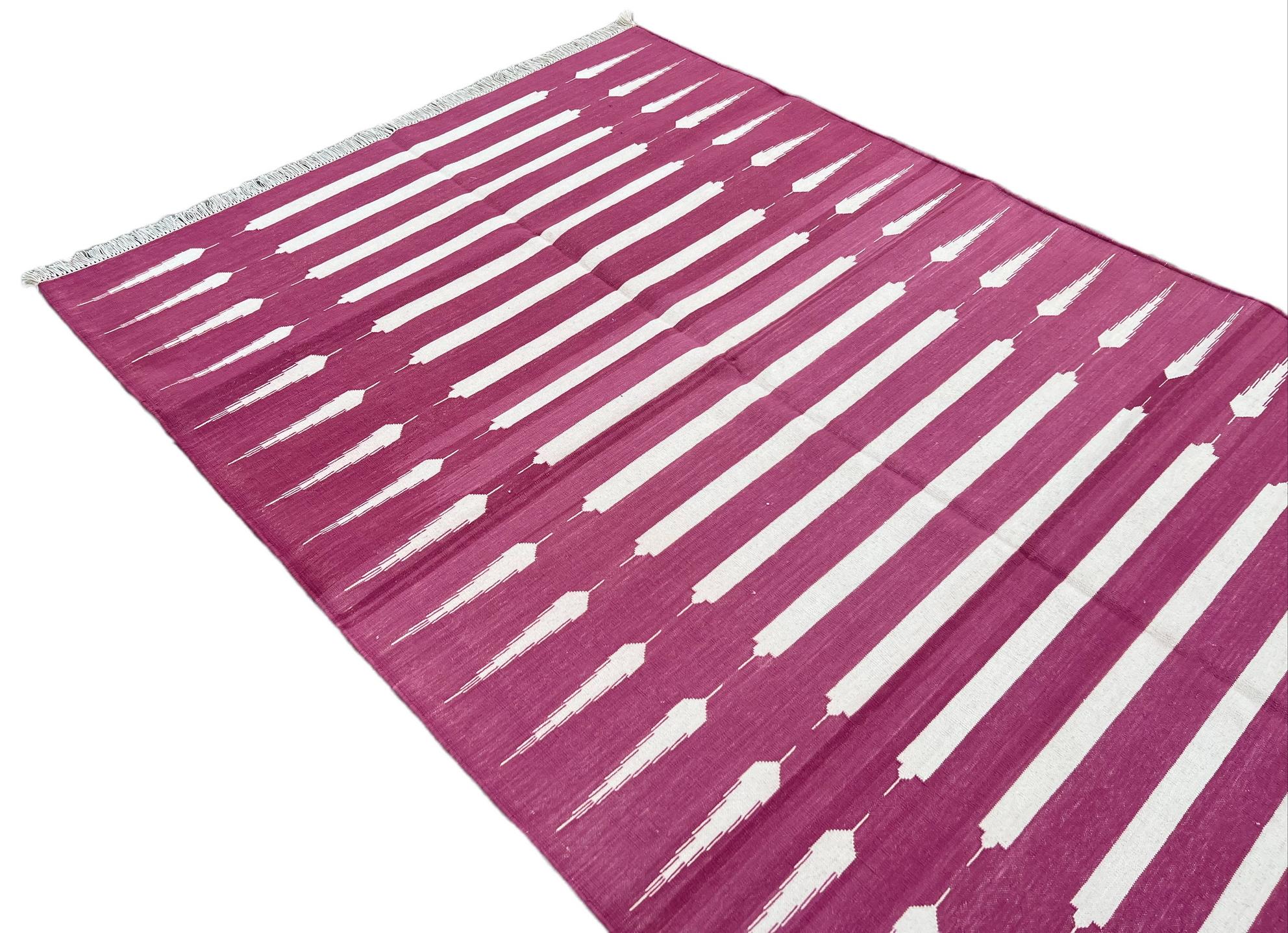 Handgefertigter Flachgewebe-Teppich aus Baumwolle, 4x6 Rosa und Weiß gestreifter indischer Dhurrie (Handgewebt) im Angebot