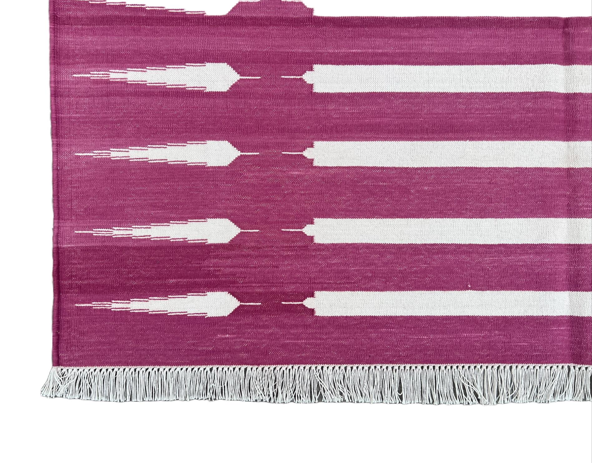 Handgefertigter Flachgewebe-Teppich aus Baumwolle, 4x6 Rosa und Weiß gestreifter indischer Dhurrie im Angebot 1