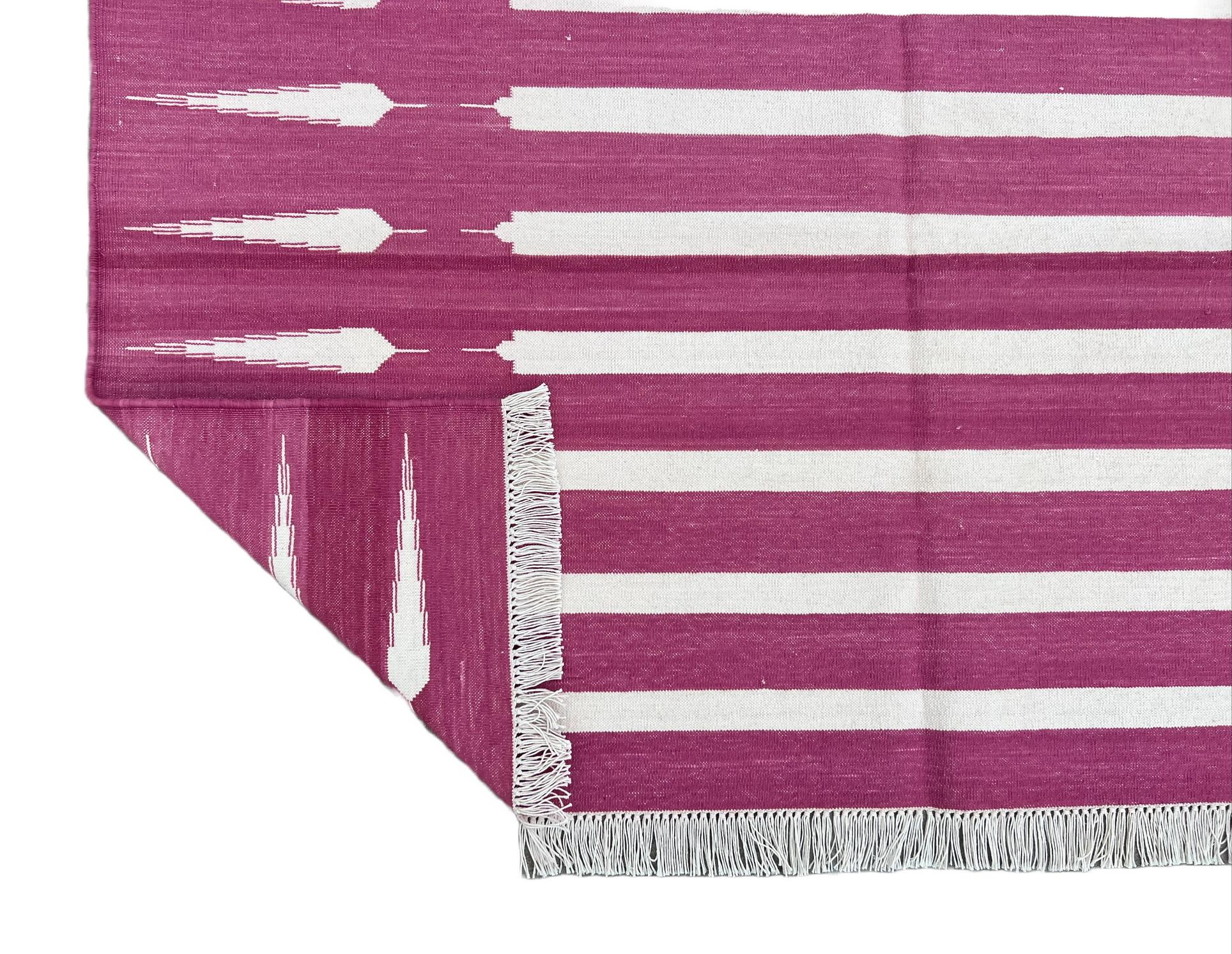 Handgefertigter Flachgewebe-Teppich aus Baumwolle, 4x6 Rosa und Weiß gestreifter indischer Dhurrie im Angebot 2
