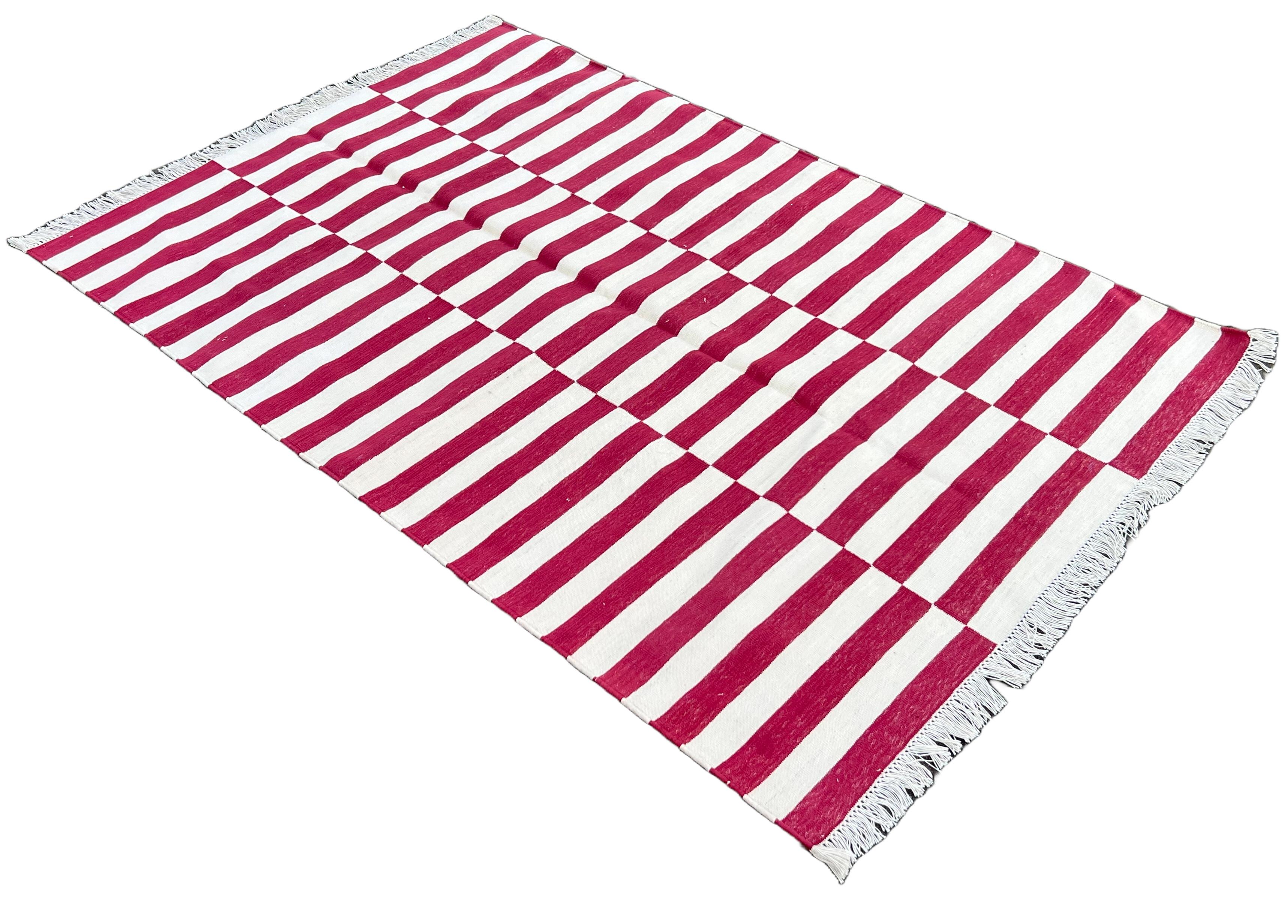 Tapis indien Dhurrie en coton teint dans la masse, rose framboise et blanc à rayures Up&Up - 4'x6' (120x180cm)

Ces dhurries spéciales à tissage plat sont tissées à la main avec du fil 100 % coton 15 plis. En raison des techniques de fabrication