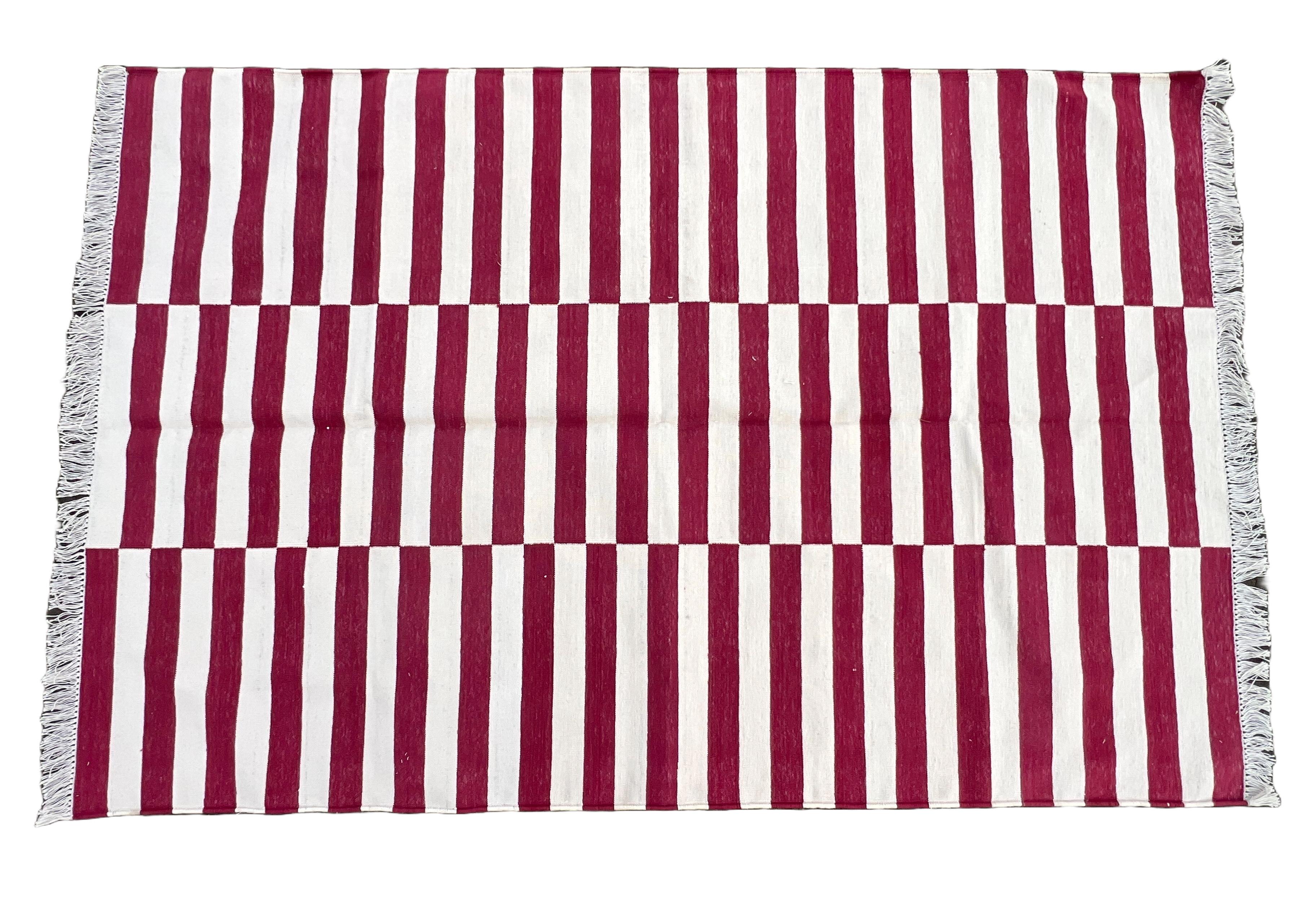 Mid-Century Modern Tapis en coton tissé à plat, 4x6 rose et blanc, rayé Up Down Dhurrie en vente