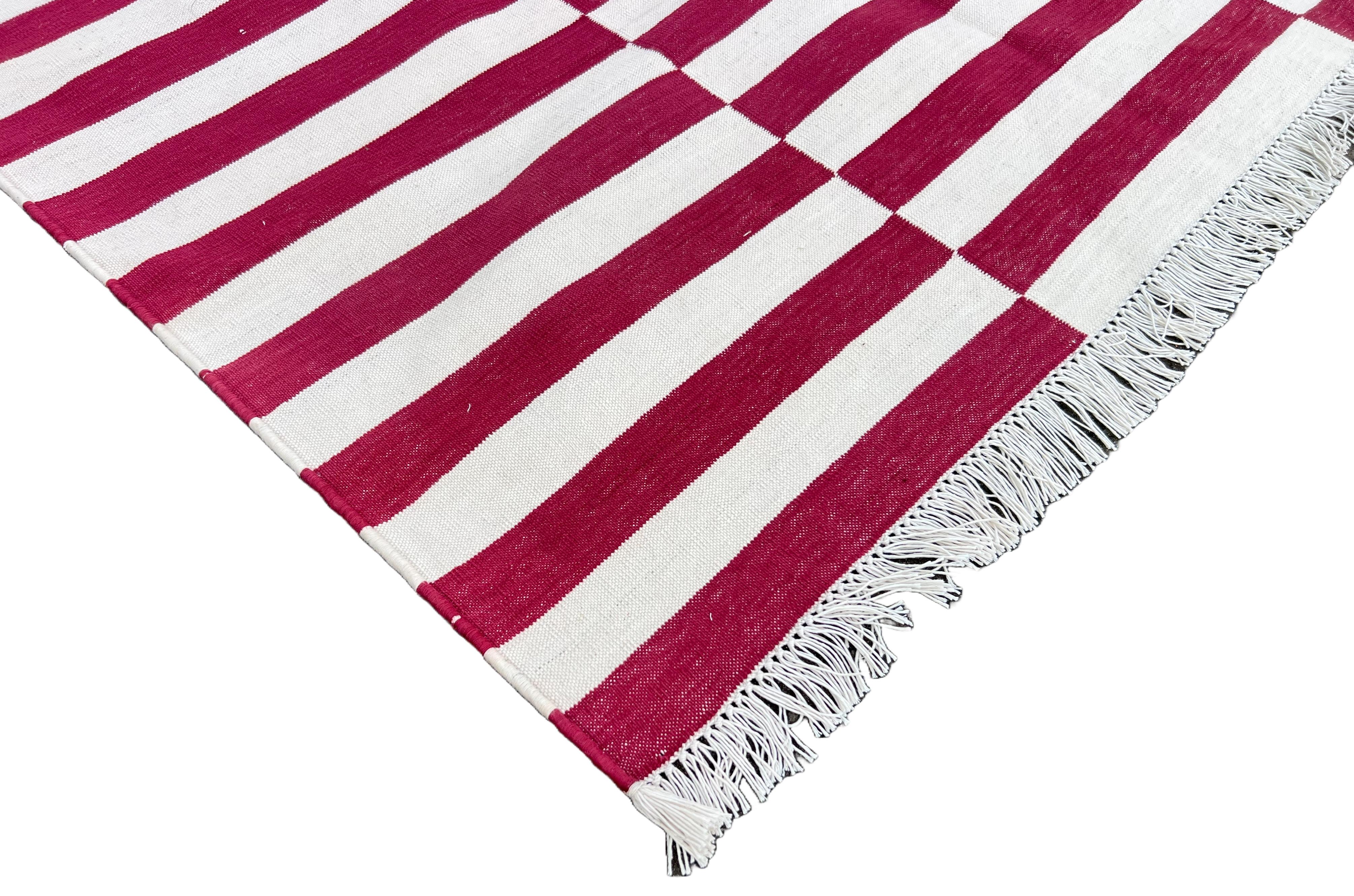 Indien Tapis en coton tissé à plat, 4x6 rose et blanc, rayé Up Down Dhurrie en vente