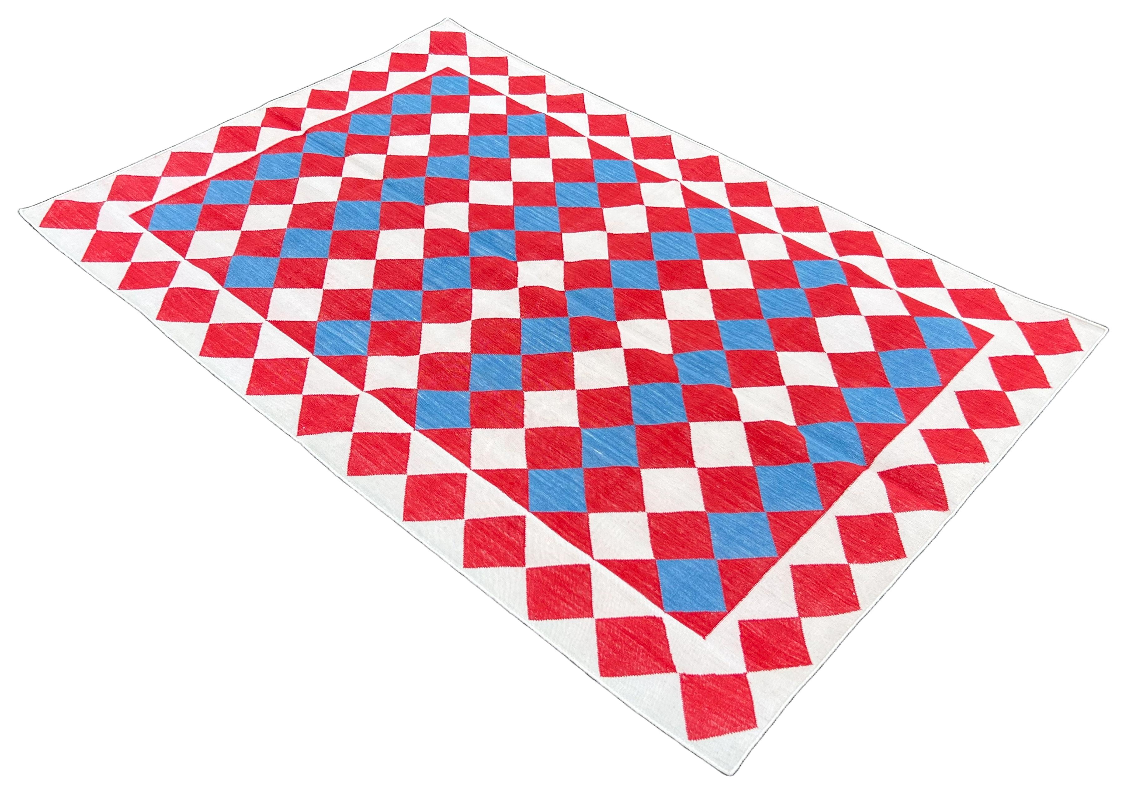 Tappeto indiano a quadri in cotone Nature tinto al vegetale color crema, blu e rosso 4'x6'

Queste speciali dhurry a trama piatta sono tessute a mano con un filo di cotone 100% a 15 strati. A causa delle speciali tecniche di produzione utilizzate