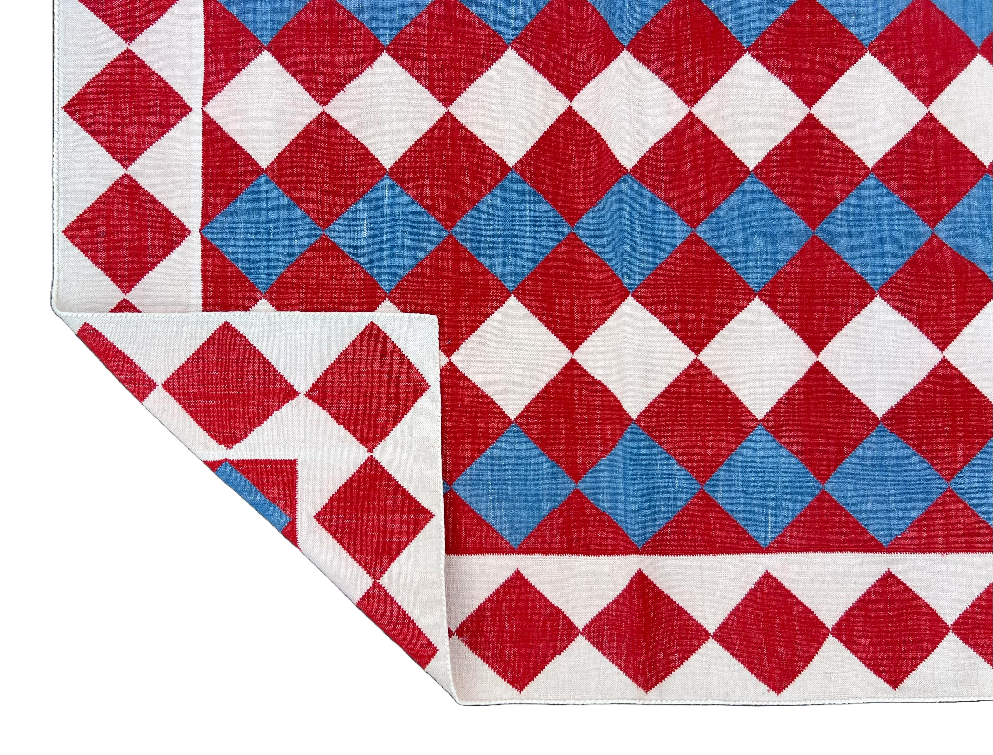 Mid-Century moderno Tappeto a tessitura piatta in cotone fatto a mano, 4x6 rosso e crema a quadri indiani Dhurrie in vendita