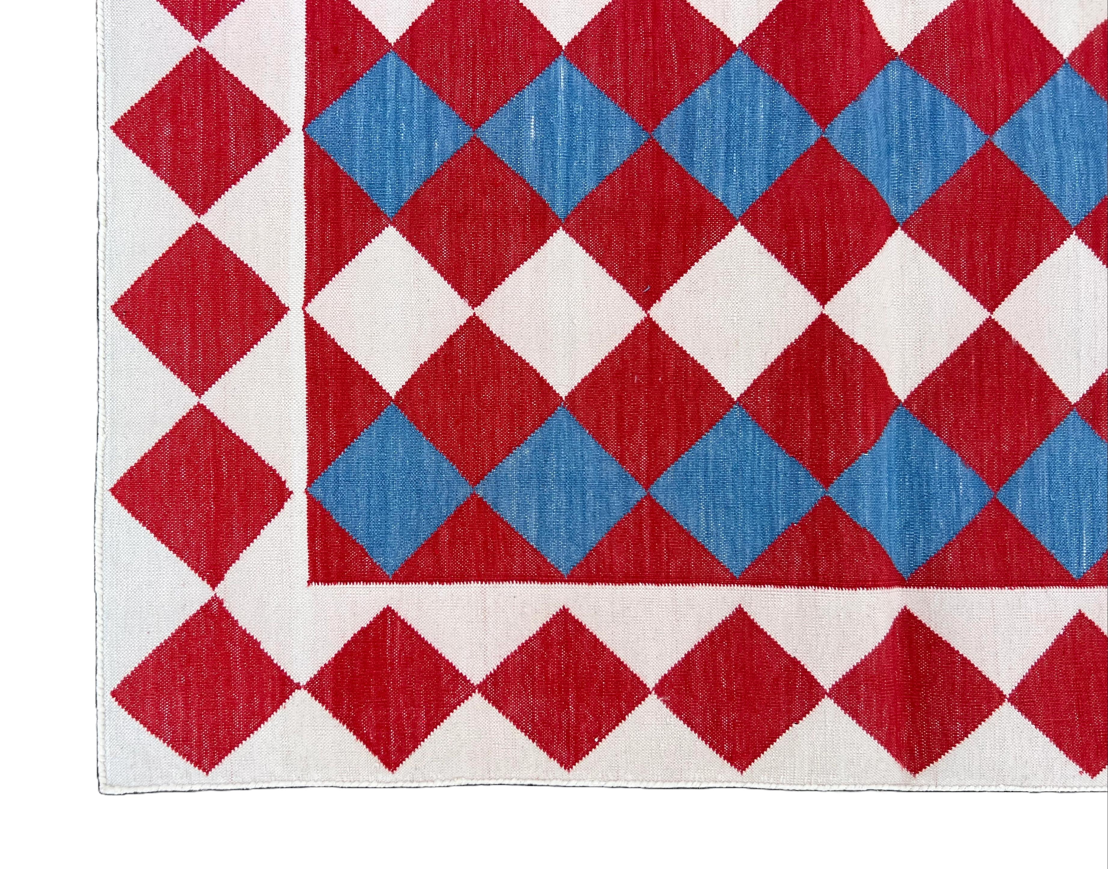 Indiano Tappeto a tessitura piatta in cotone fatto a mano, 4x6 rosso e crema a quadri indiani Dhurrie in vendita