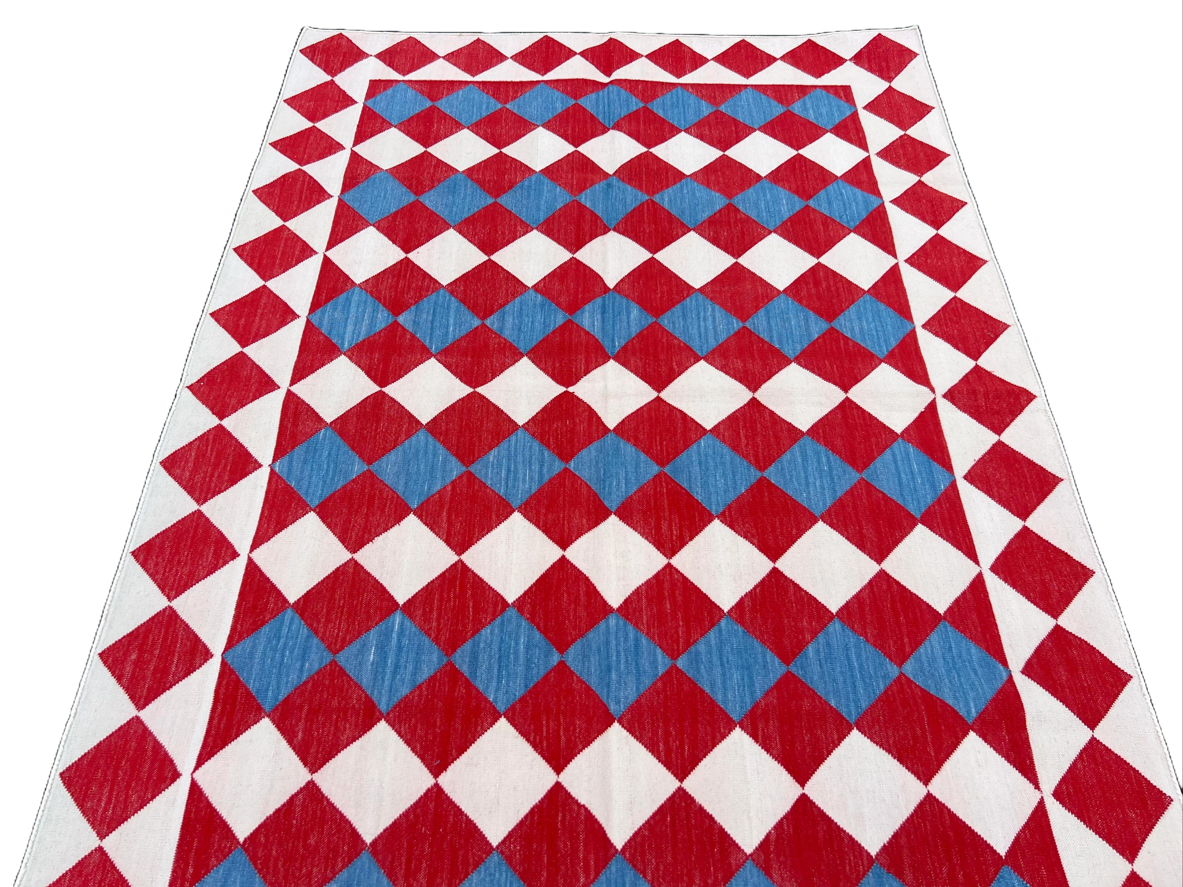 Tessuto a mano Tappeto a tessitura piatta in cotone fatto a mano, 4x6 rosso e crema a quadri indiani Dhurrie in vendita