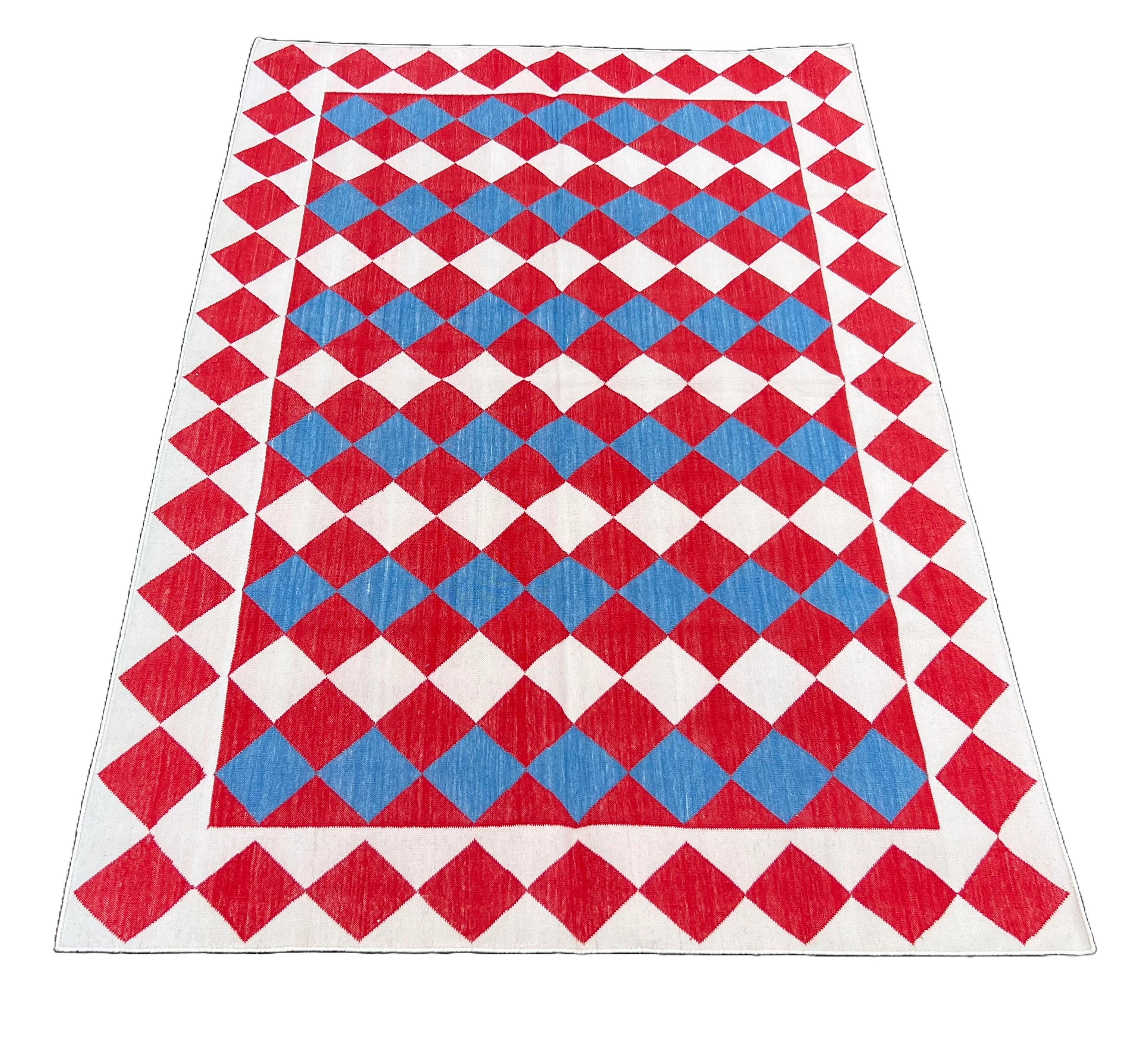 Tappeto a tessitura piatta in cotone fatto a mano, 4x6 rosso e crema a quadri indiani Dhurrie In condizioni Nuovo in vendita a Jaipur, IN