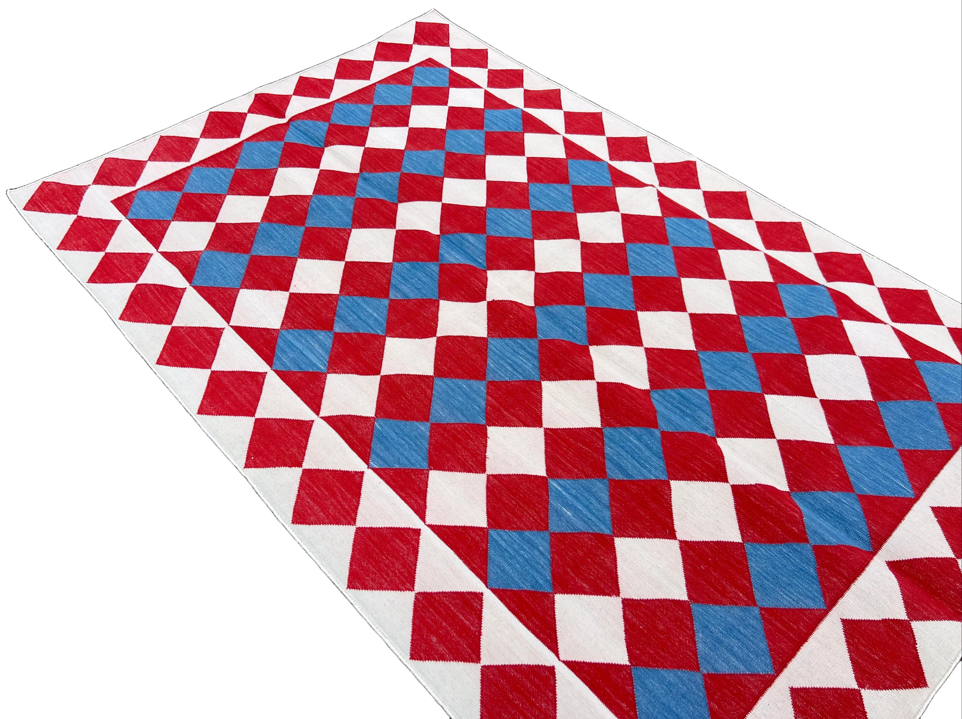 XXI secolo e contemporaneo Tappeto a tessitura piatta in cotone fatto a mano, 4x6 rosso e crema a quadri indiani Dhurrie in vendita