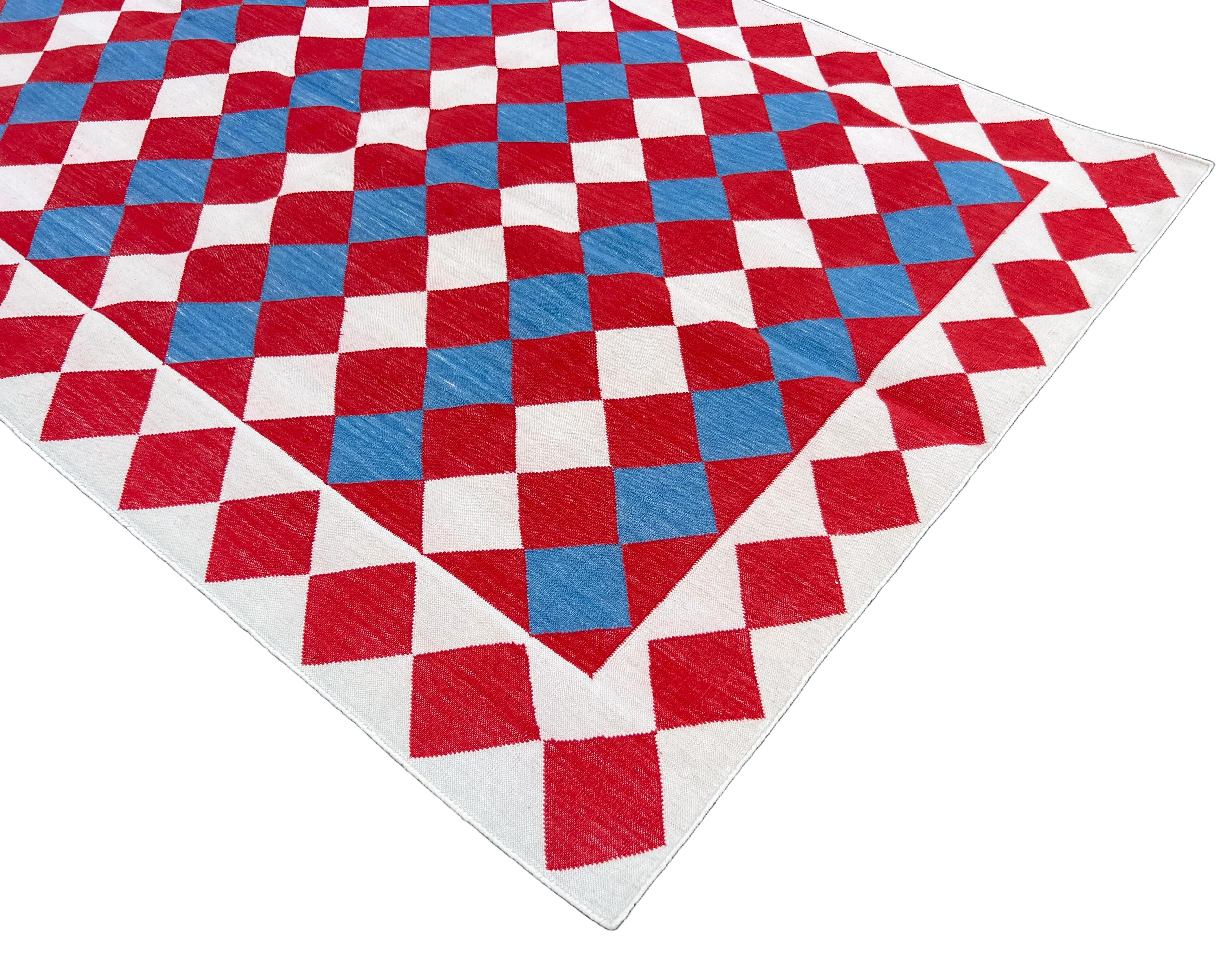 Cotone Tappeto a tessitura piatta in cotone fatto a mano, 4x6 rosso e crema a quadri indiani Dhurrie in vendita