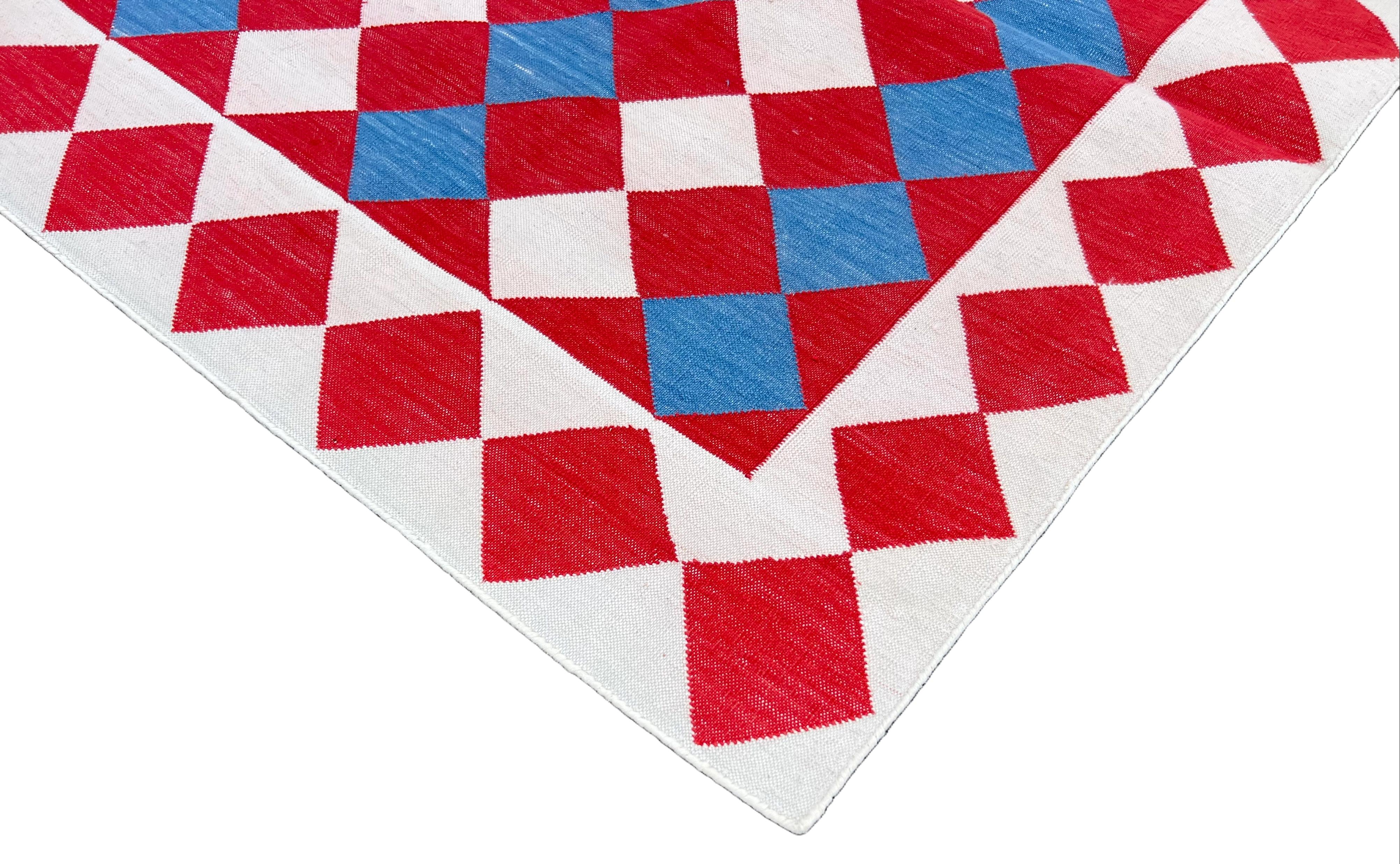 Tappeto a tessitura piatta in cotone fatto a mano, 4x6 rosso e crema a quadri indiani Dhurrie in vendita 1
