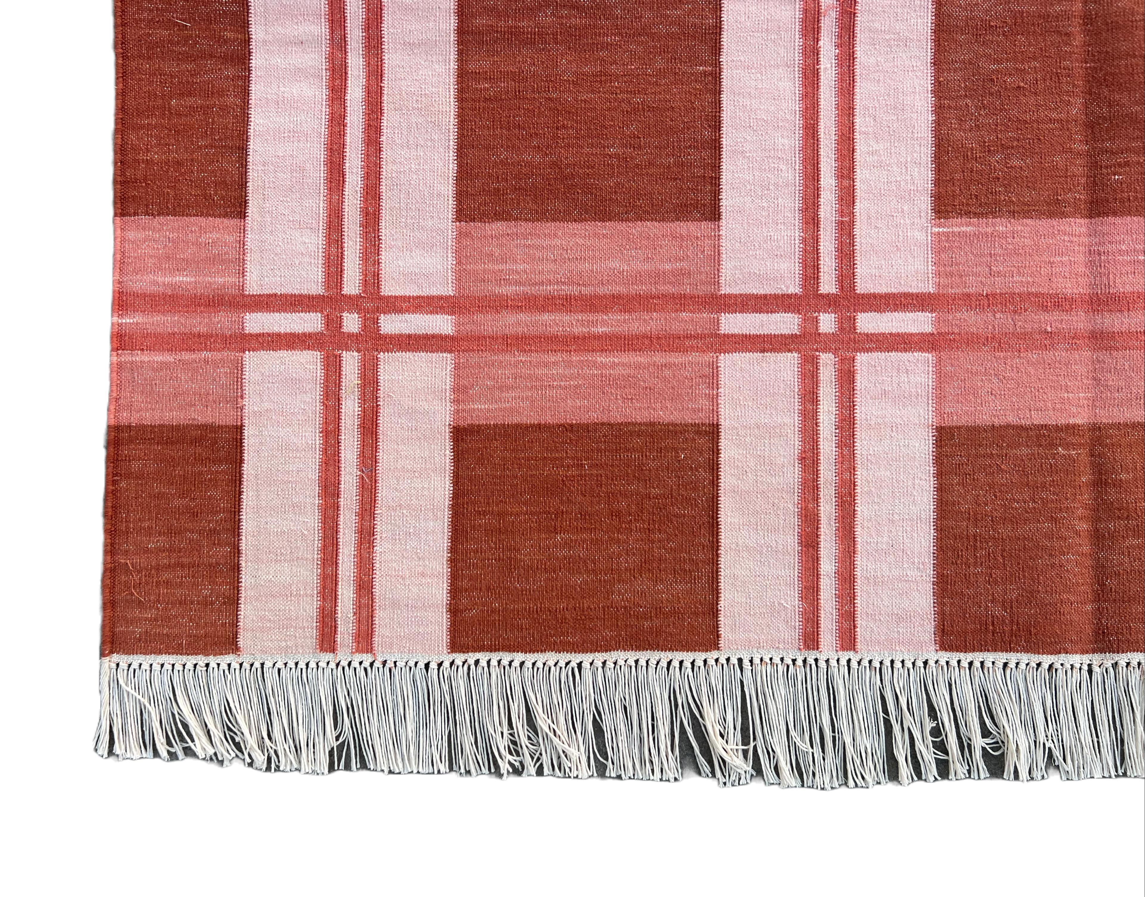 Tessuto a mano Tappeto a tessitura piatta in cotone fatto a mano, 4x6 Tappeto indiano Dhurrie a quadri rossi e rosa in vendita