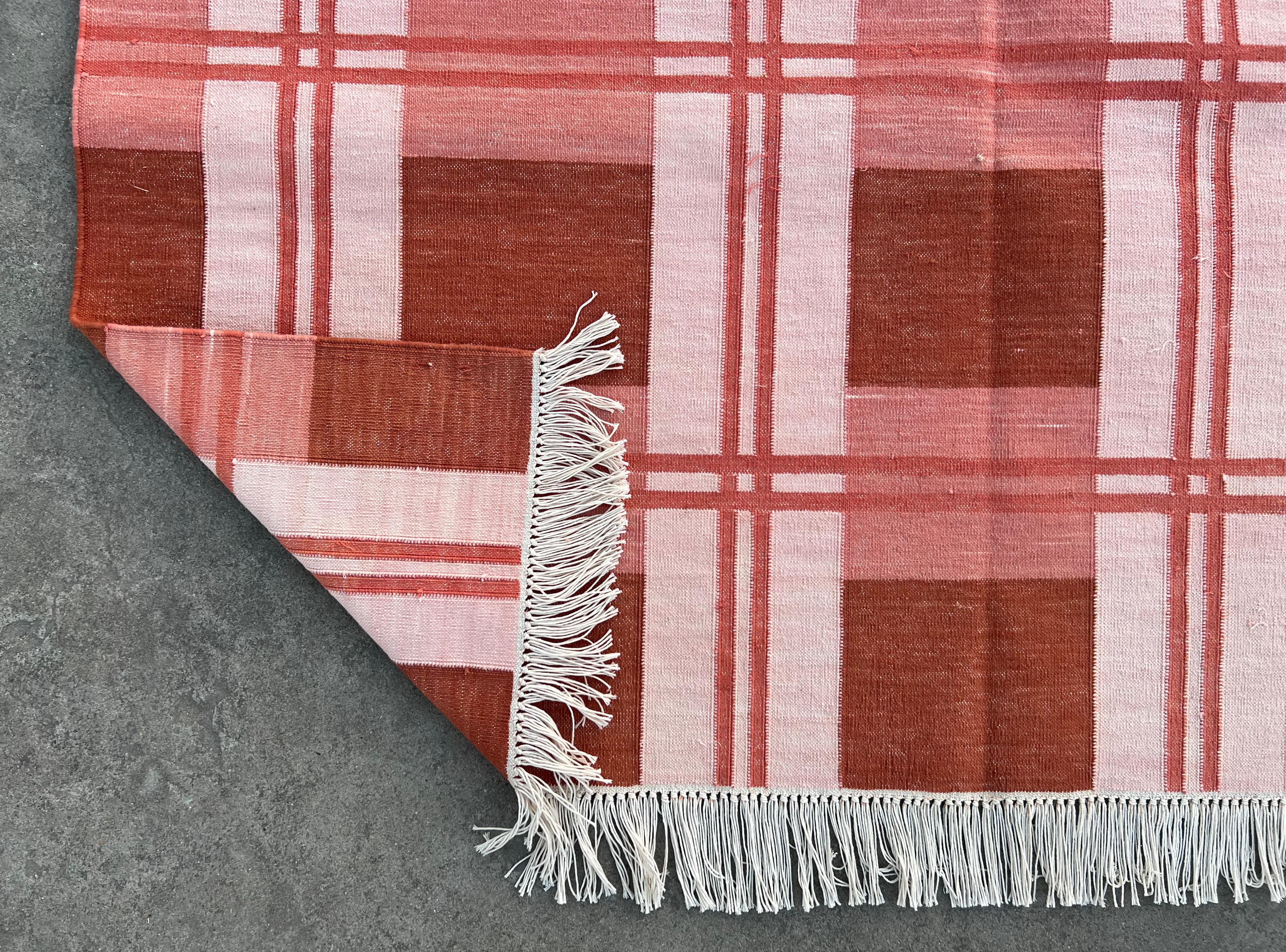 Handgefertigter Flachgewebe-Teppich aus Baumwolle, 4x6, rot und rosa karierter indischer Dhurrie-Teppich im Zustand „Neu“ im Angebot in Jaipur, IN