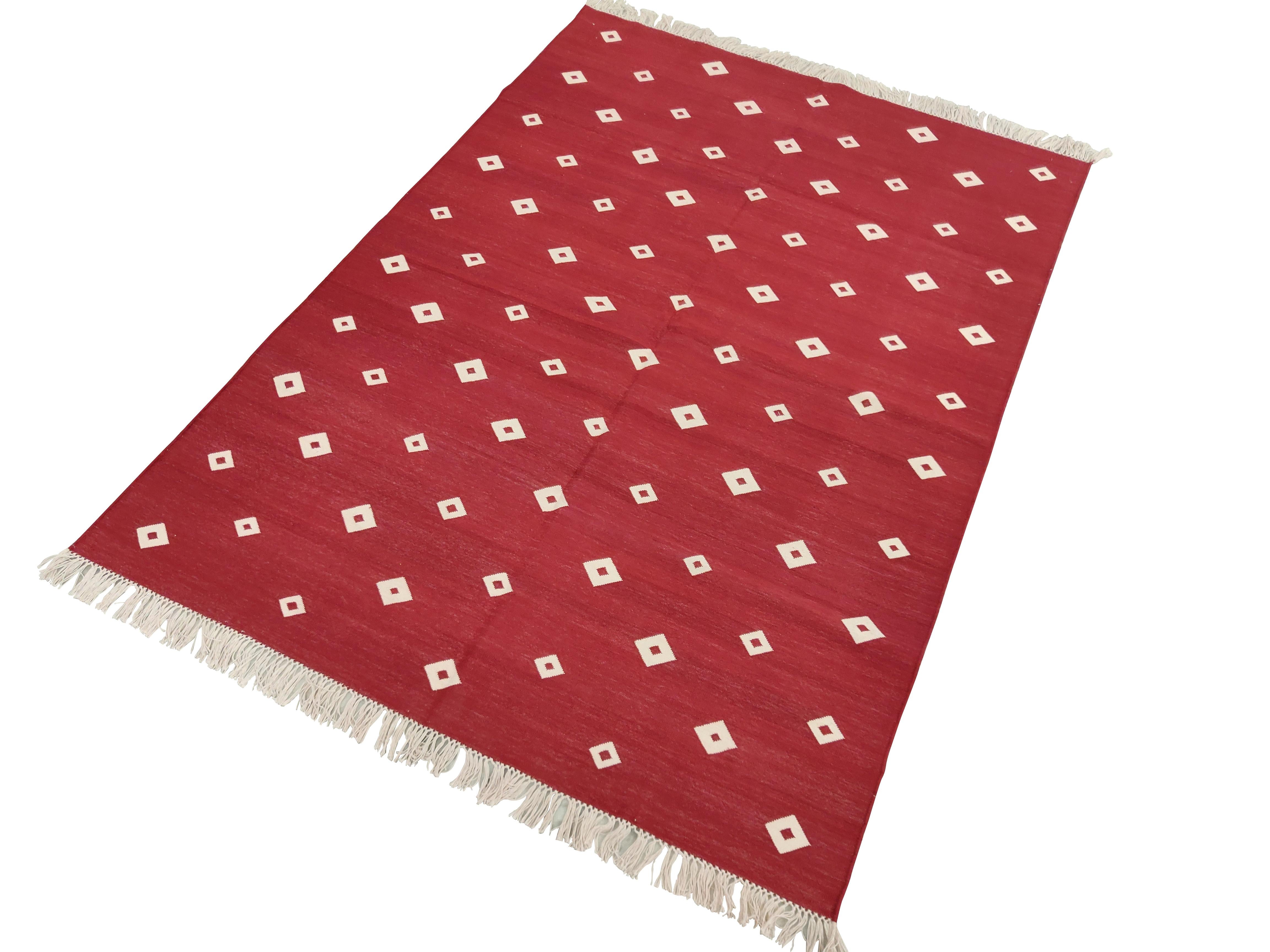 Baumwolle pflanzlich gefärbt rot und weiß Diamant indischen Dhurrie Teppich-4'x6' 
Diese speziellen flachgewebten Dhurries werden aus 15-fachem Garn aus 100% Baumwolle handgewebt. Aufgrund der speziellen Fertigungstechniken, die zur Herstellung