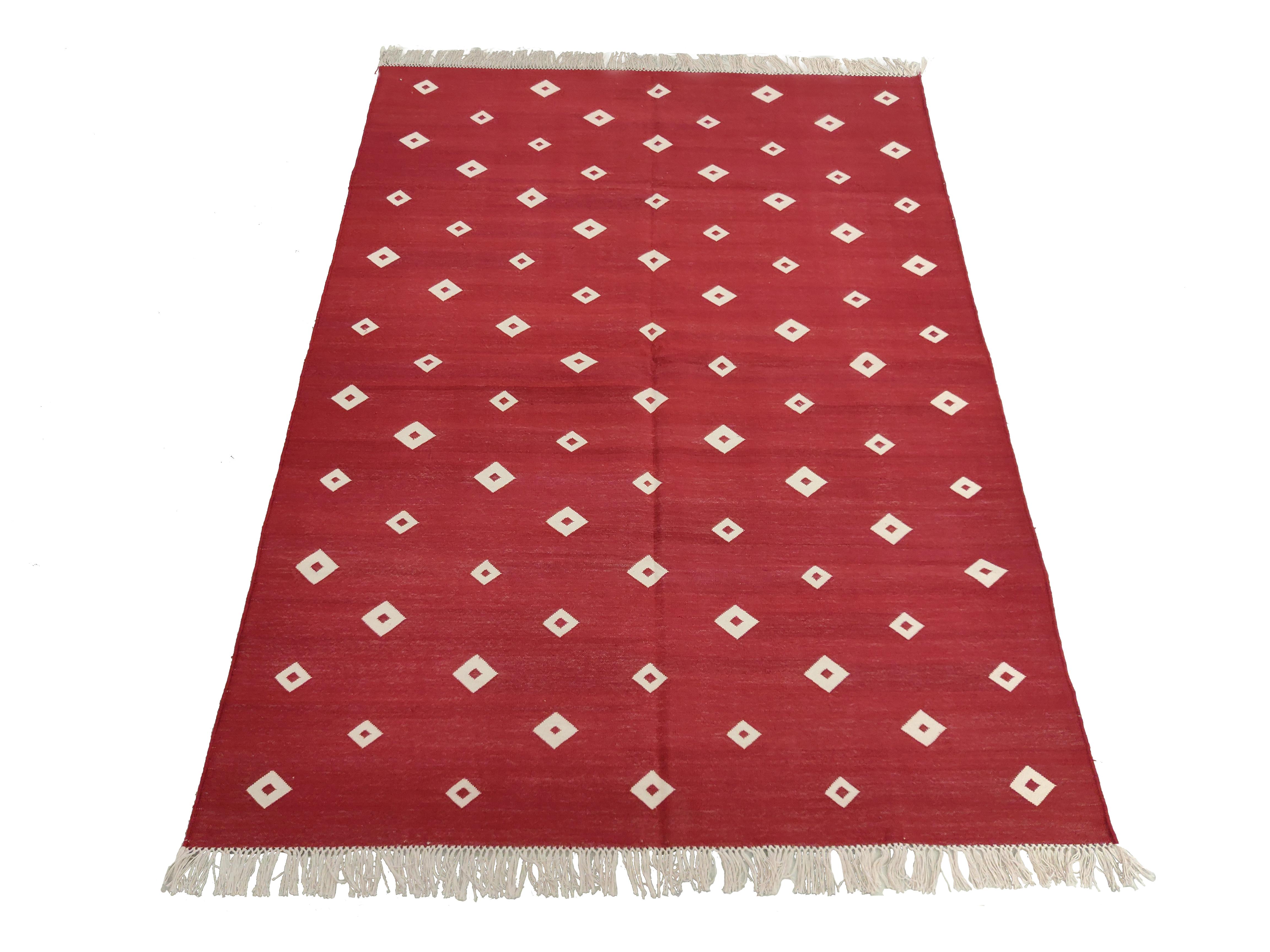 Mid-Century Modern Handmade Cotton Area Flat Weave Rug, 4x6 Red And White Diamond Indian Dhurrie For Sale