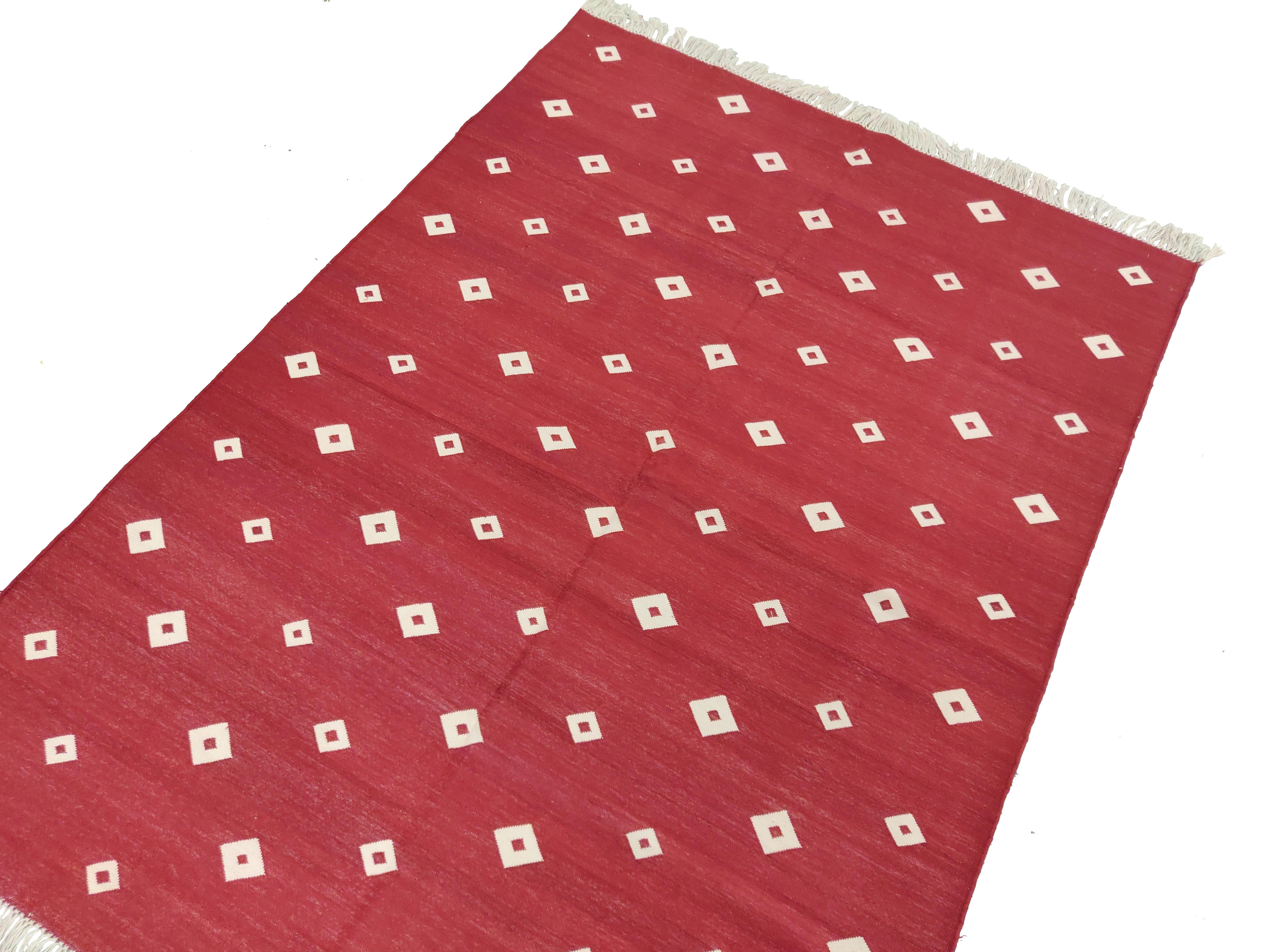 Handgefertigter flacher Baumwollteppich mit Flachgewebe, 4x6 roter und weißer Diamant, indischer Dhurrie (Indisch) im Angebot
