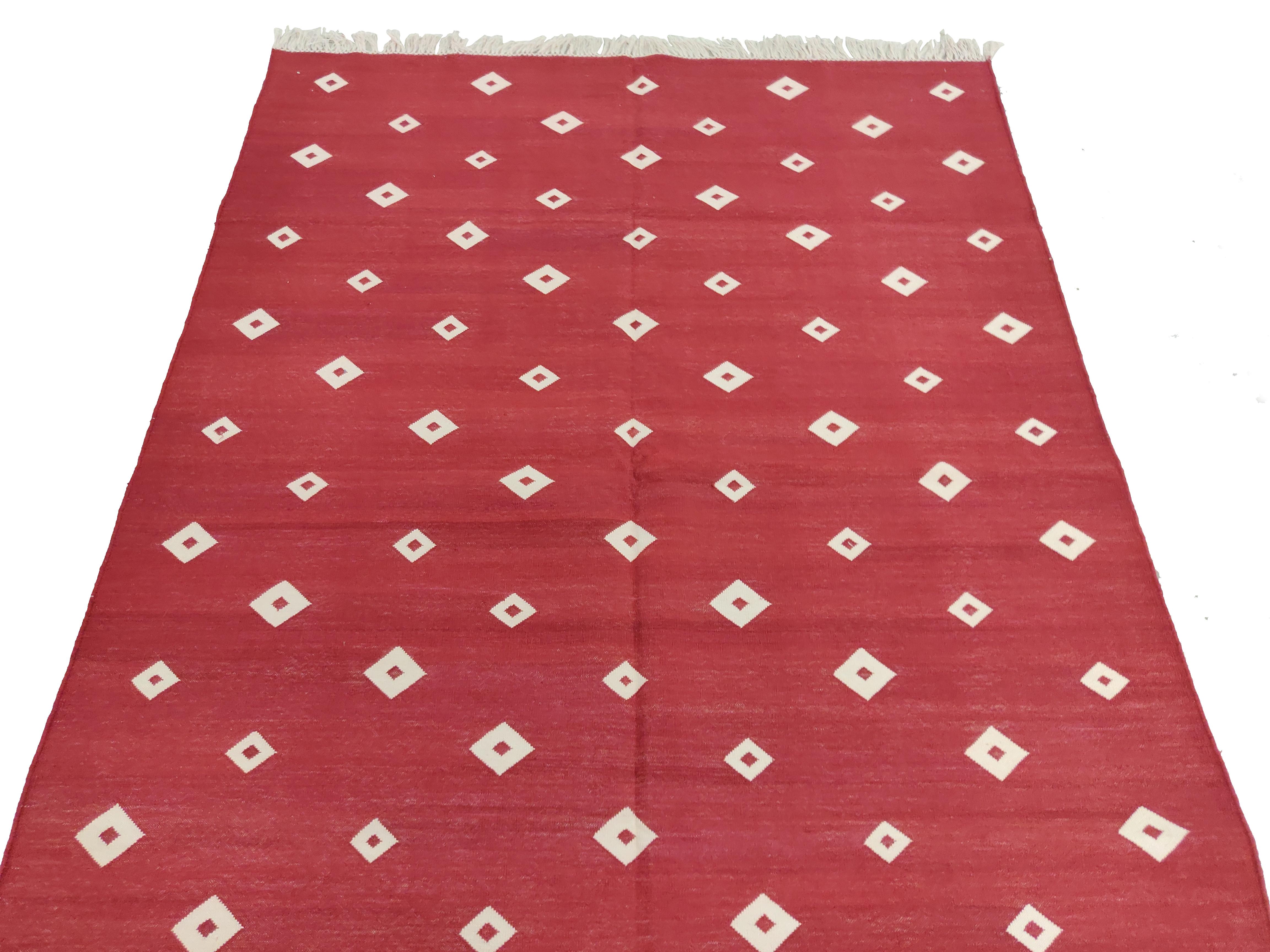 Handmade Cotton Area Flat Weave Rug, 4x6 Red And White Diamond Indian Dhurrie In New Condition For Sale In Jaipur, IN